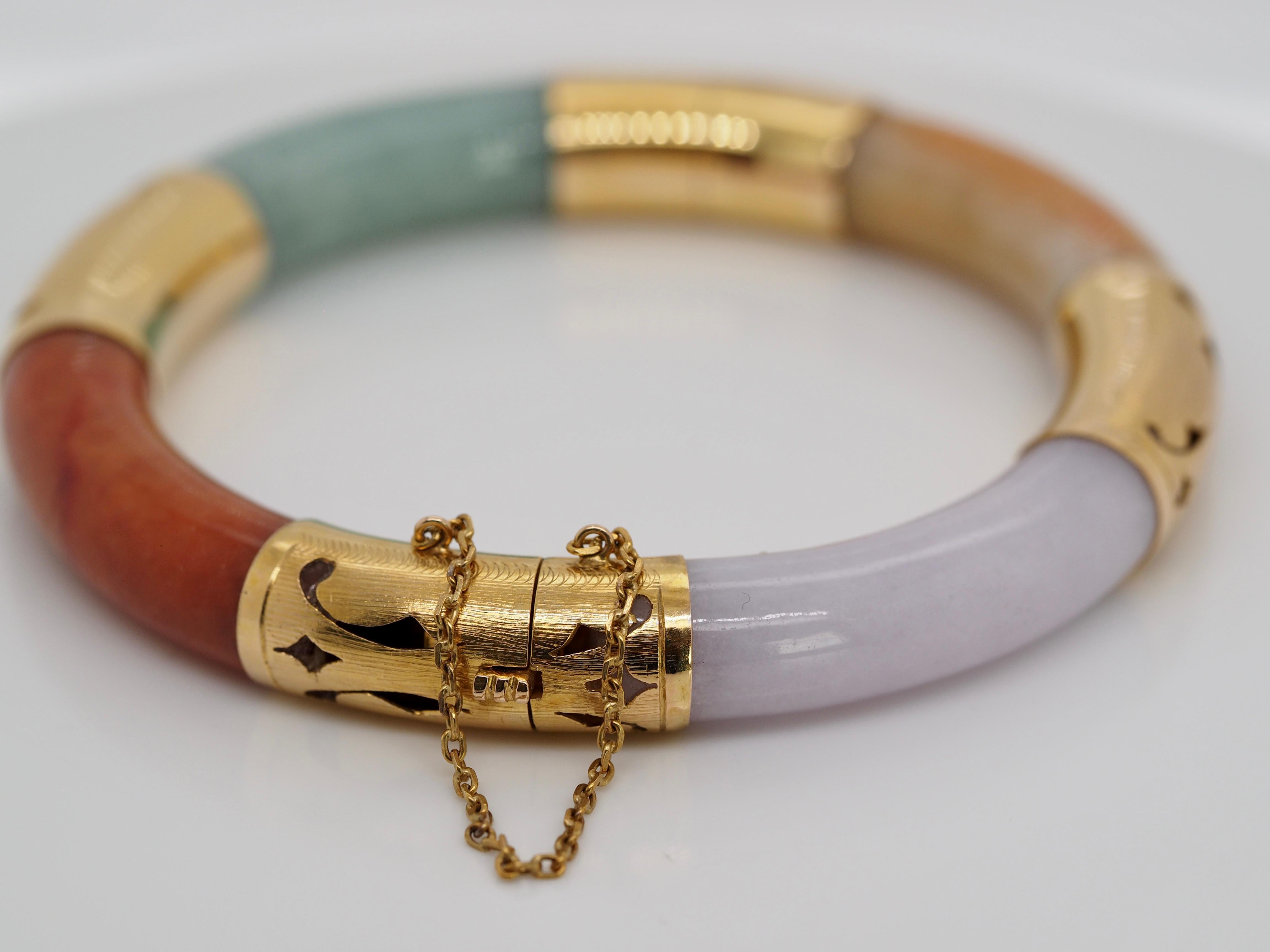 Vintage 14 Karat Gelbgold Achat Armspange Armband. Es umfasst einen Verschluss mit Nut und Feder und eine Sicherheitskette, die zwischen den Verschlüssen baumelt. Das Armband ist in ausgezeichnetem Zustand, perfekt für jede Gelegenheit.
