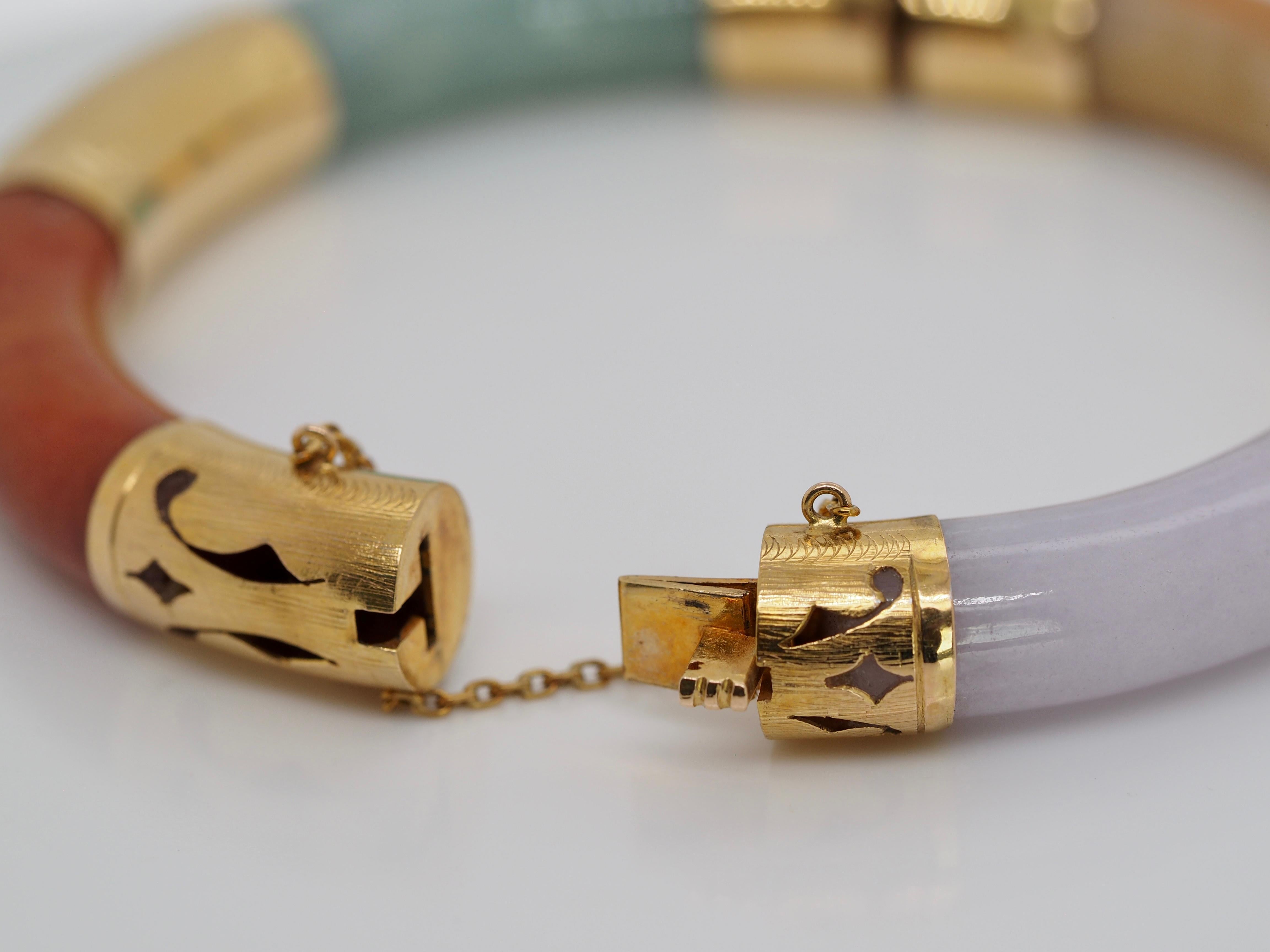 Mehrfarbiges Jade-Armreif aus 14 Karat Gelbgold (Moderne)