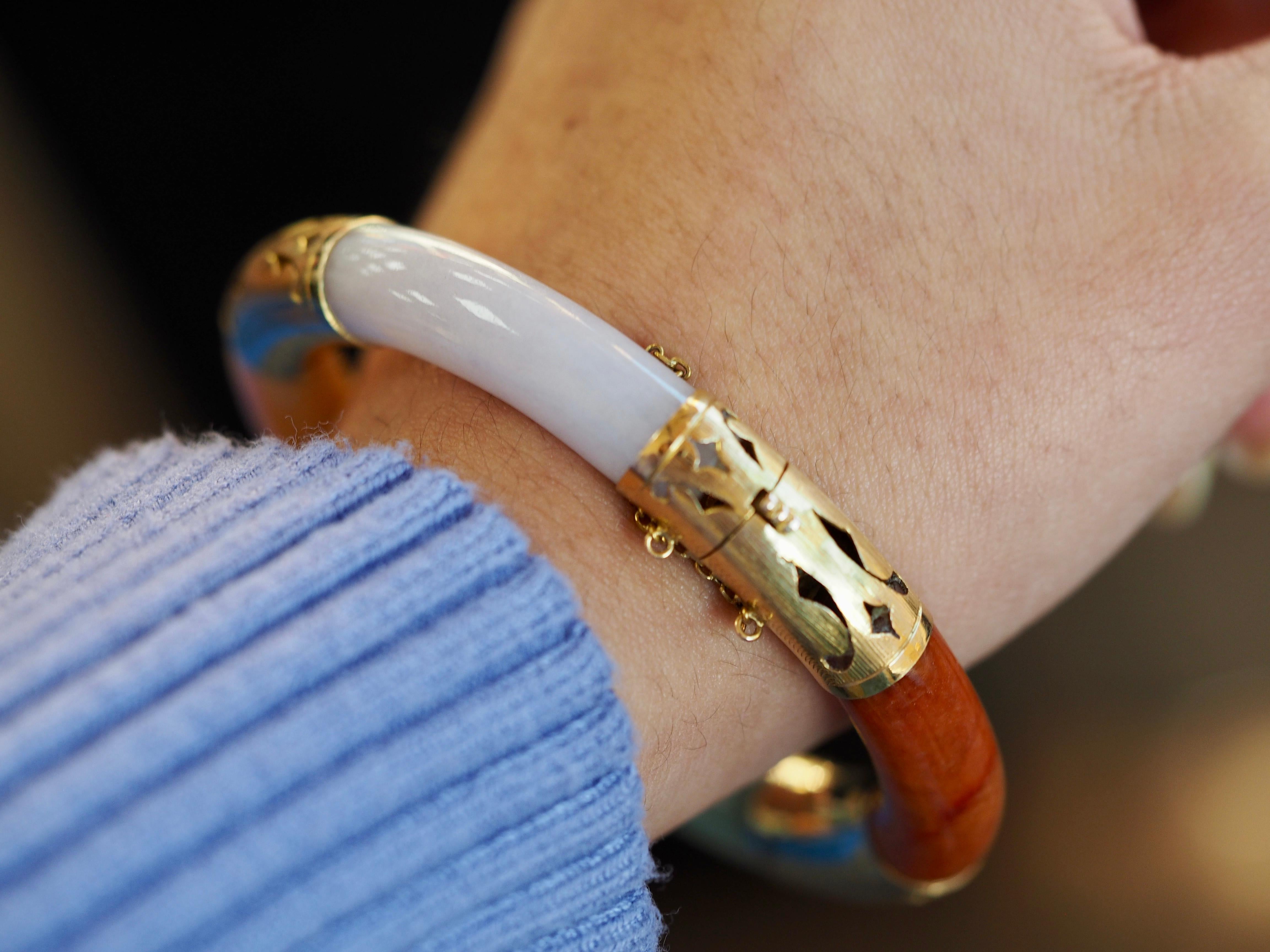 Mehrfarbiges Jade-Armreif aus 14 Karat Gelbgold im Zustand „Hervorragend“ in Addison, TX