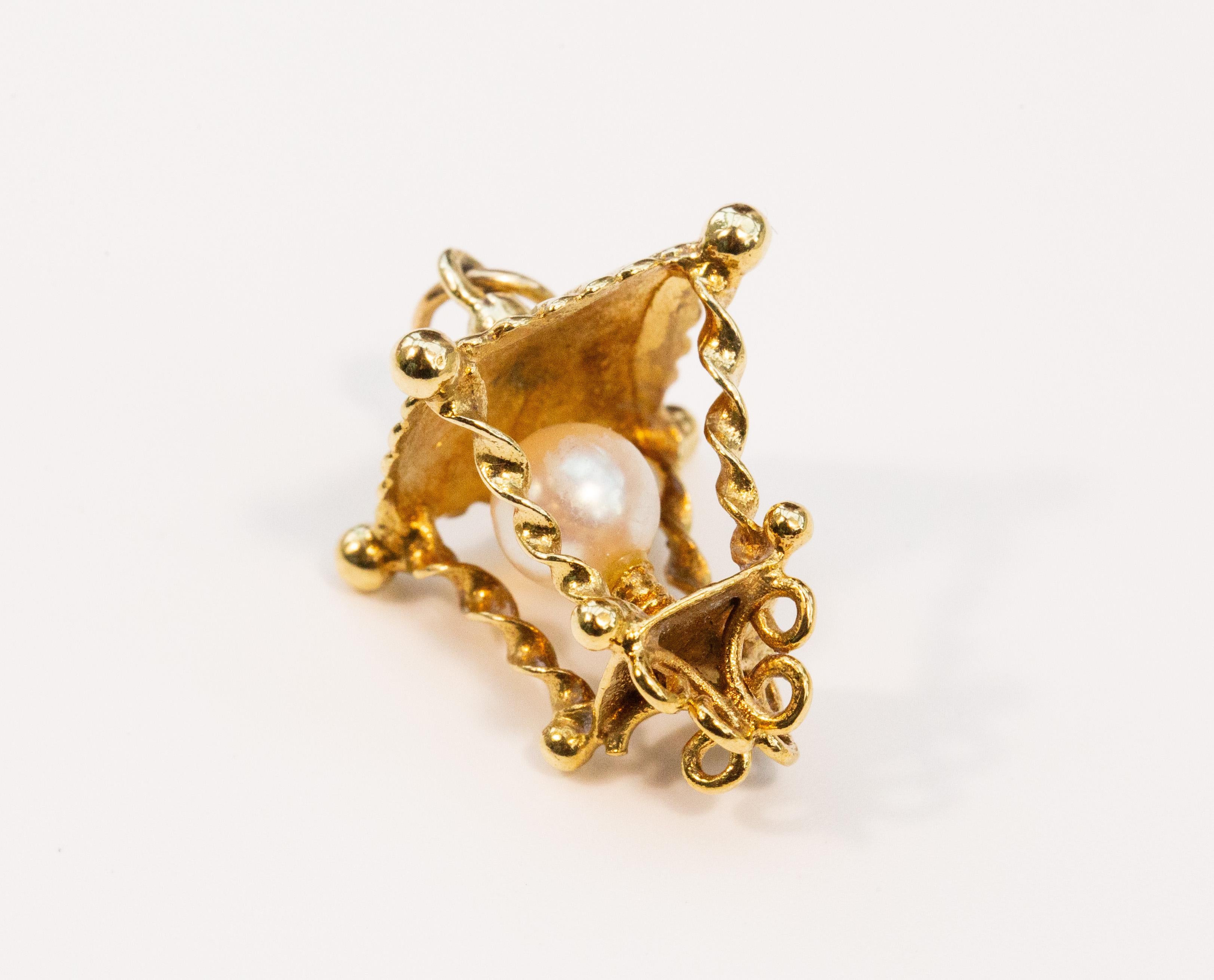 Un charme de lanterne vintage en or jaune 14 carats. Le charme présente des détails complexes et une perle de culture à l'intérieur de la lanterne . L'objet a été fabriqué à la fin du 20e siècle. Il est en bon état vintage avec une patine normale
