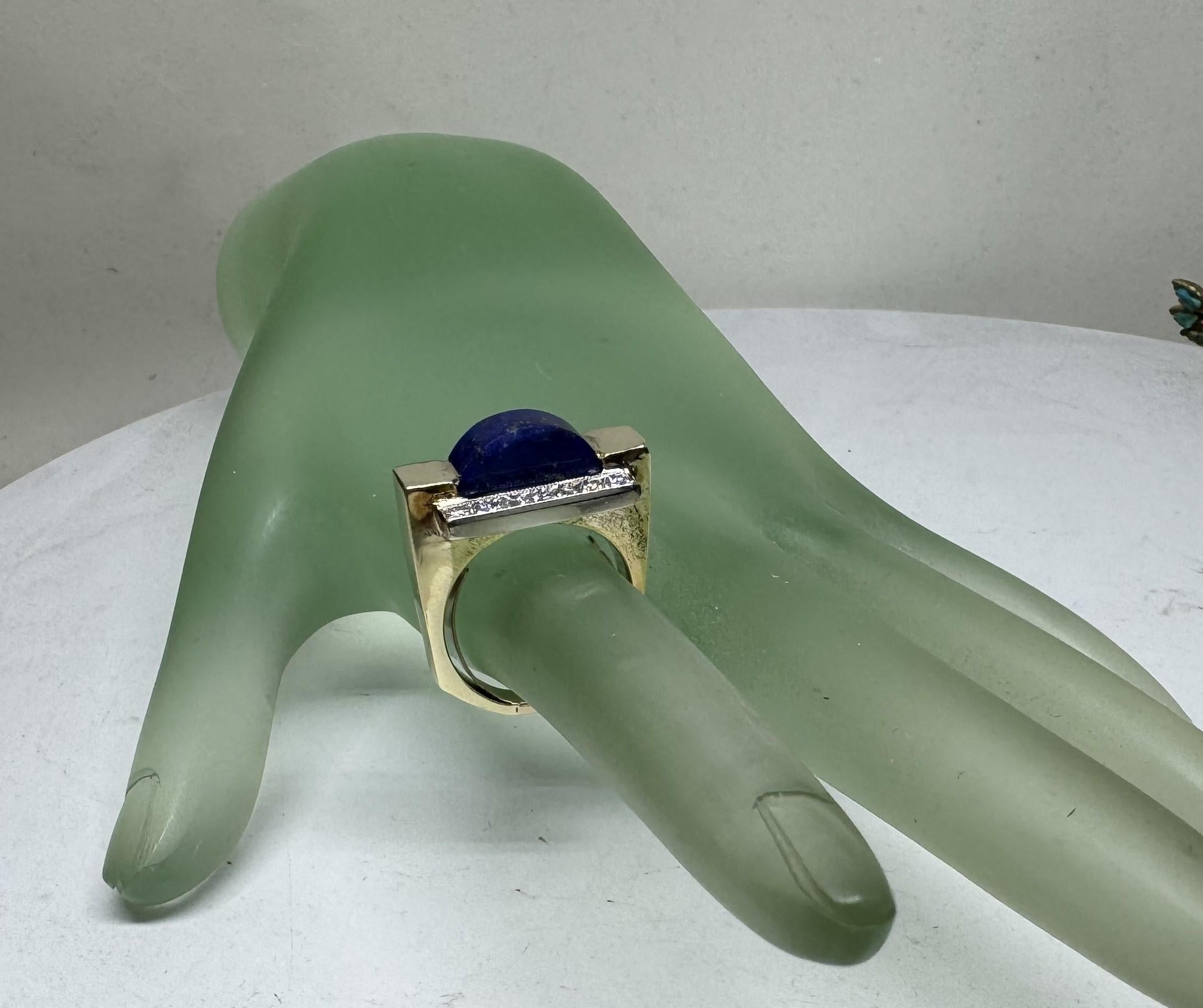 Vintage 14 Karat Yellow Gold lapiz lazuli and Diamond Ring In Excellent Condition For Sale In Los Angeles, CA