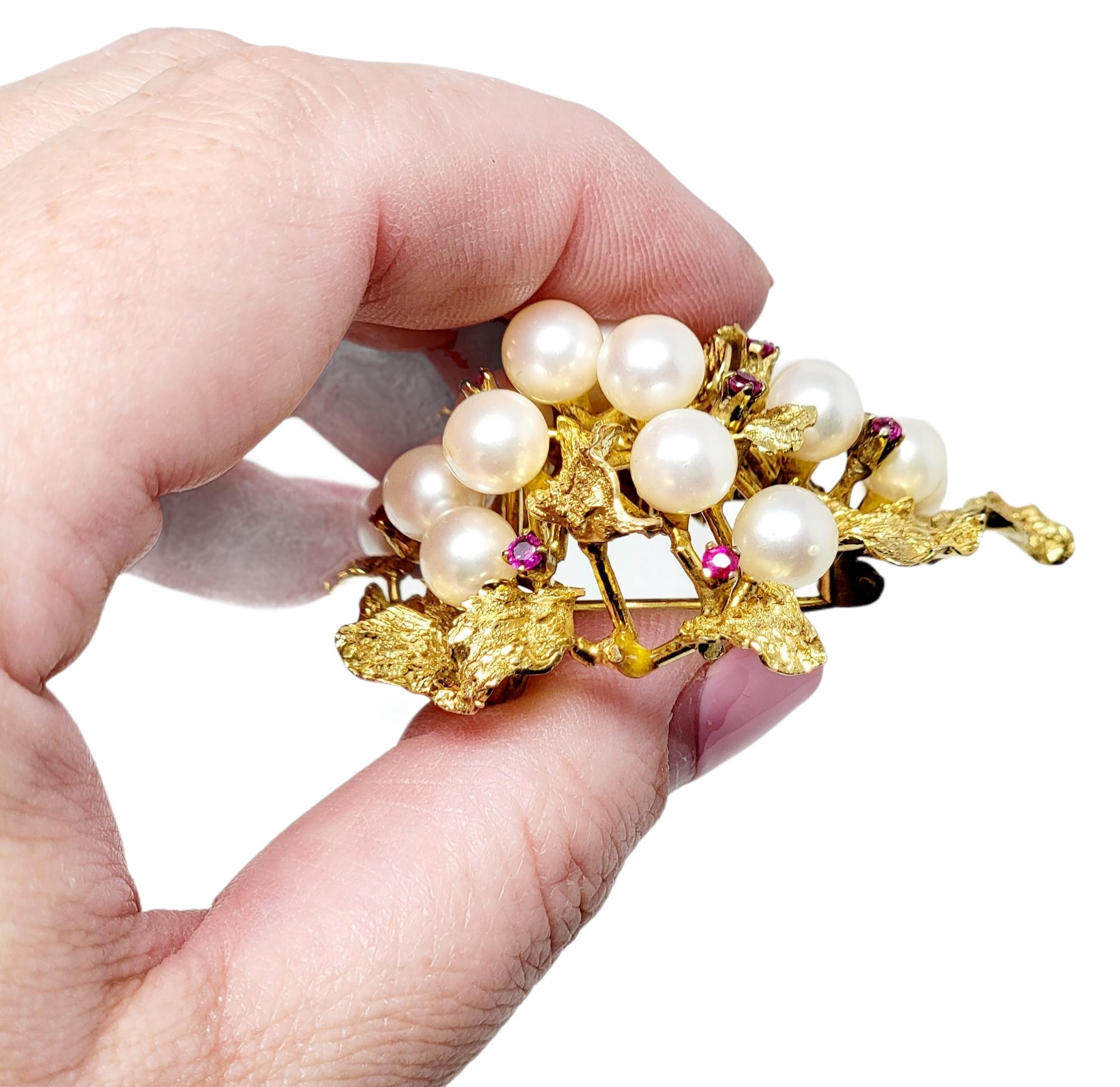 Große Blatt-Cluster-Brosche mit Perlen und Rubinen, 14 Karat Gelbgold (Rundschliff) im Angebot