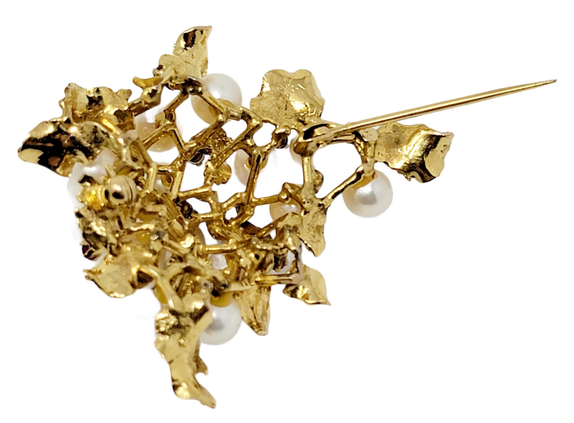 Broche vintage en or jaune 14 carats en forme de grande grappe de feuilles avec perles et rubis Pour femmes en vente