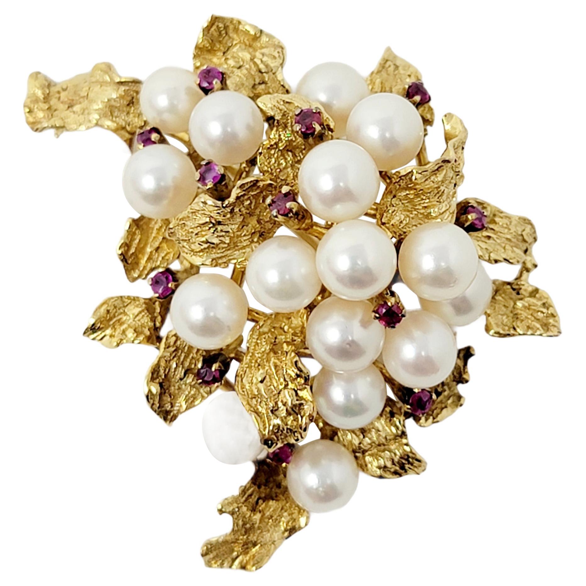 Broche vintage en or jaune 14 carats en forme de grande grappe de feuilles avec perles et rubis en vente