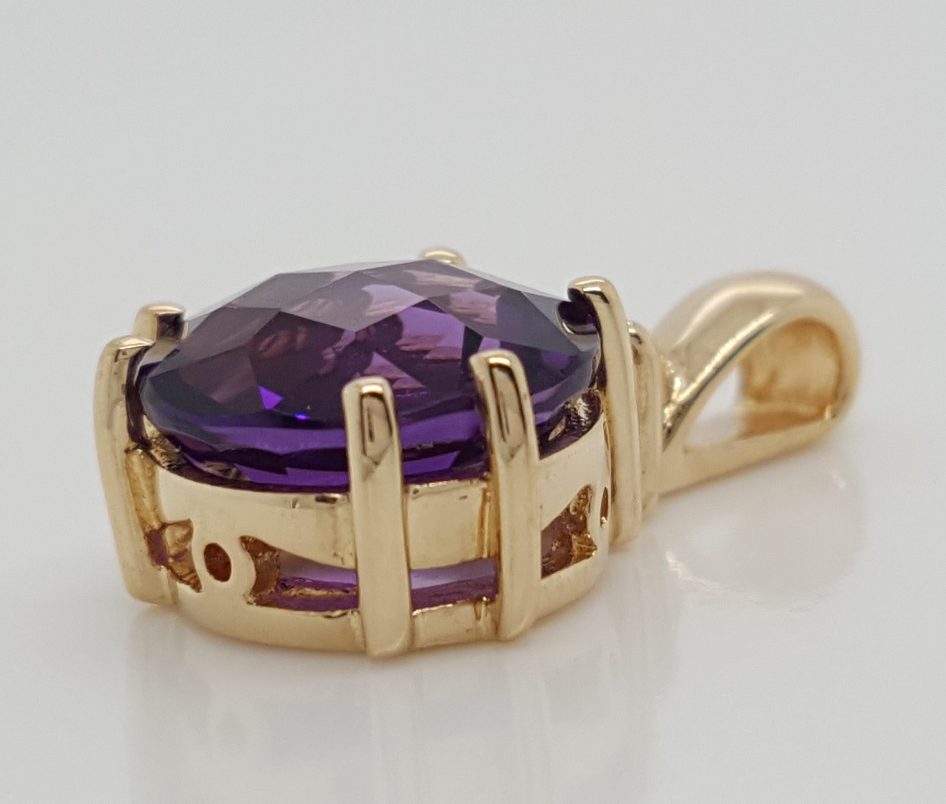 Vintage 14 Karat Yellow Gold Large Round Amethyst and Diamond Pendant Charm In Good Condition In Addison, TX