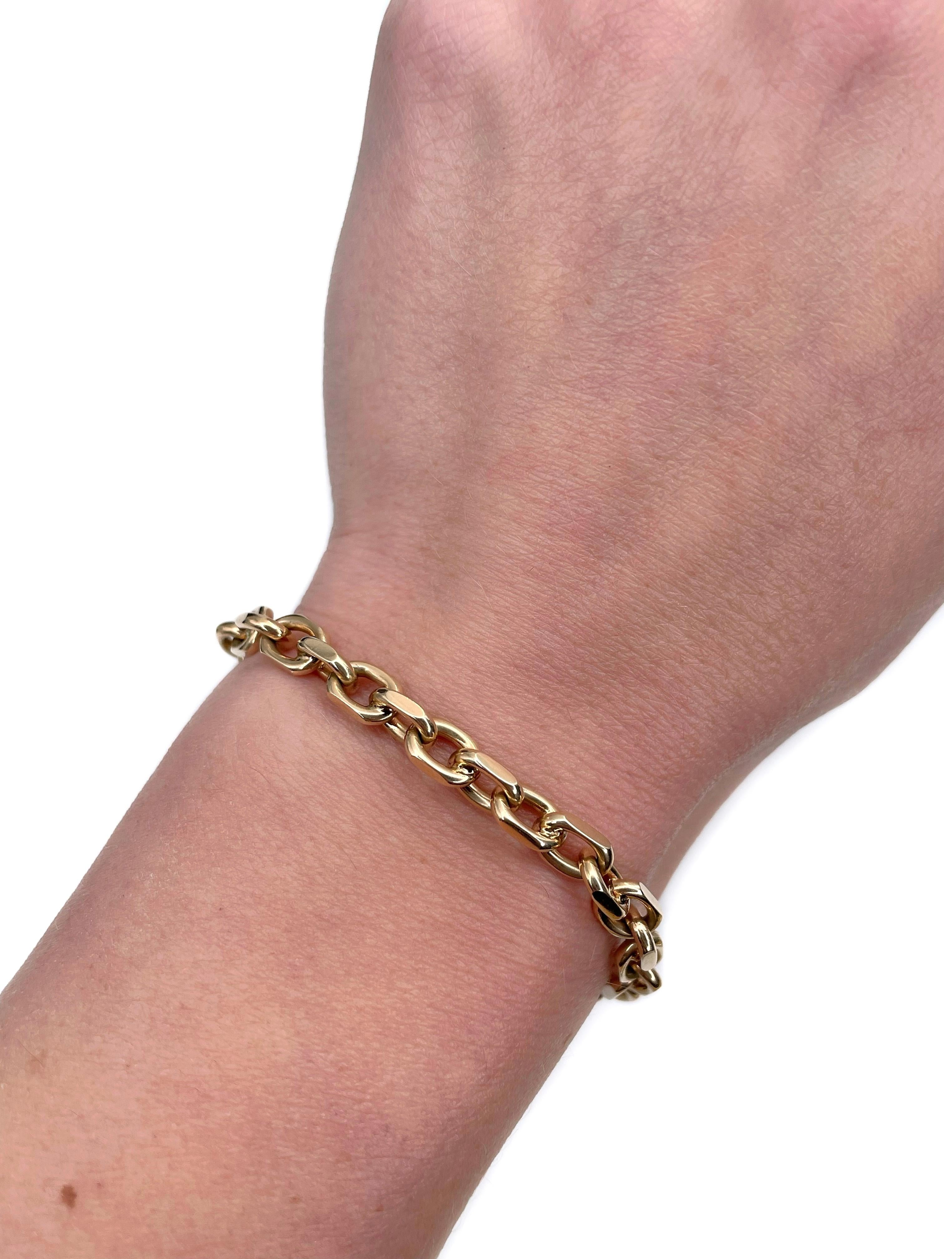 This is a vintage link chain bracelet crafted in 14K yellow gold. Circa 1980. 

The piece features safe closure.

Weight: 19.29g
Length: 19cm 

———

If you have any questions, please feel free to ask. We describe our items accurately. Please note