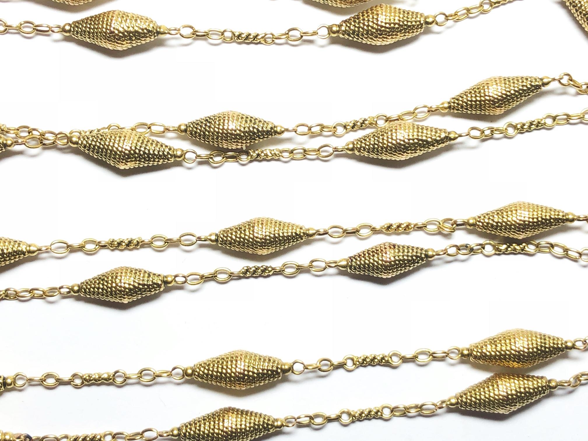 Après-guerre Chaîne longue vintage en or jaune 14 carats en vente