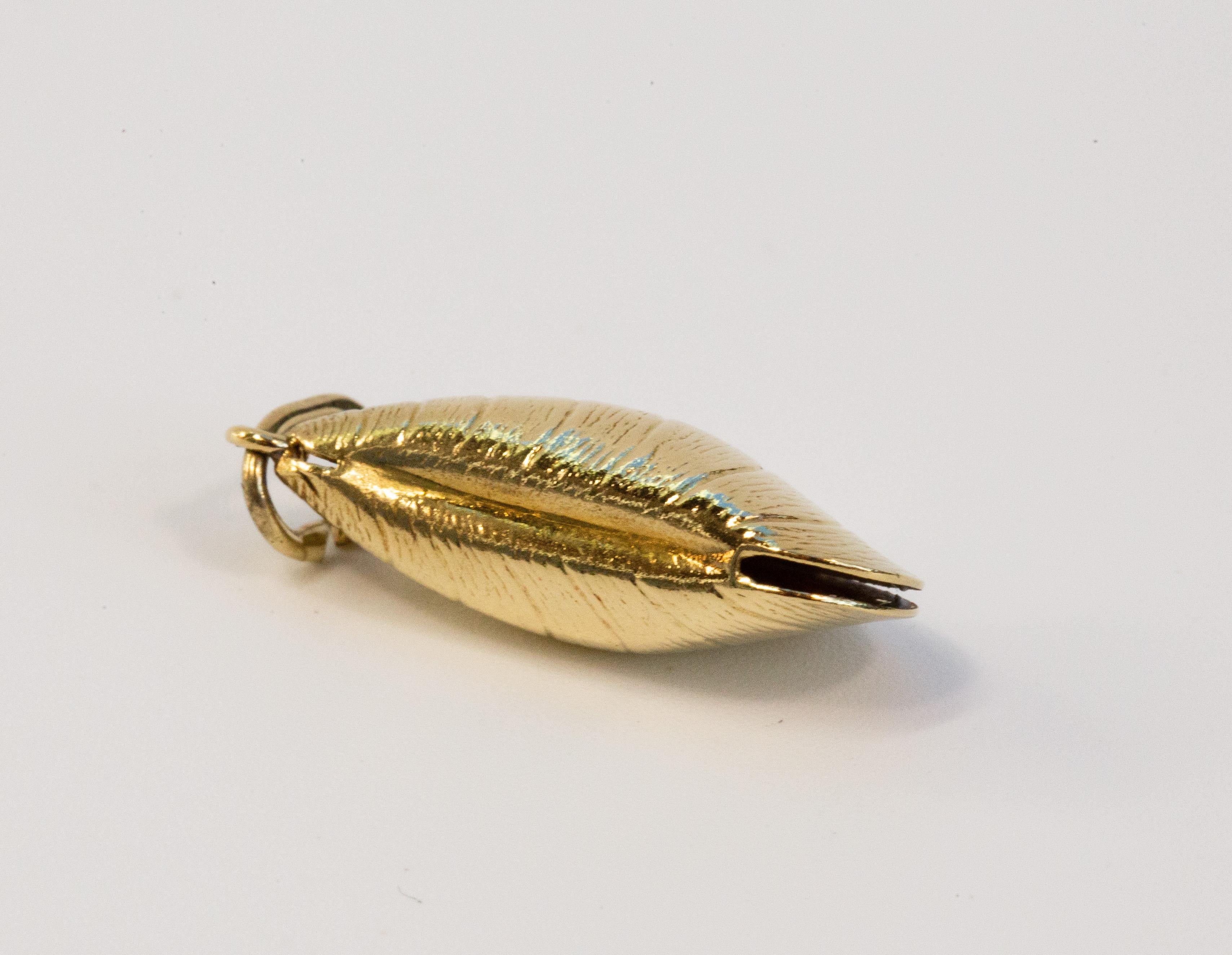 Femenino o masculino Colgante mejillón vintage de oro amarillo de 14 quilates en venta