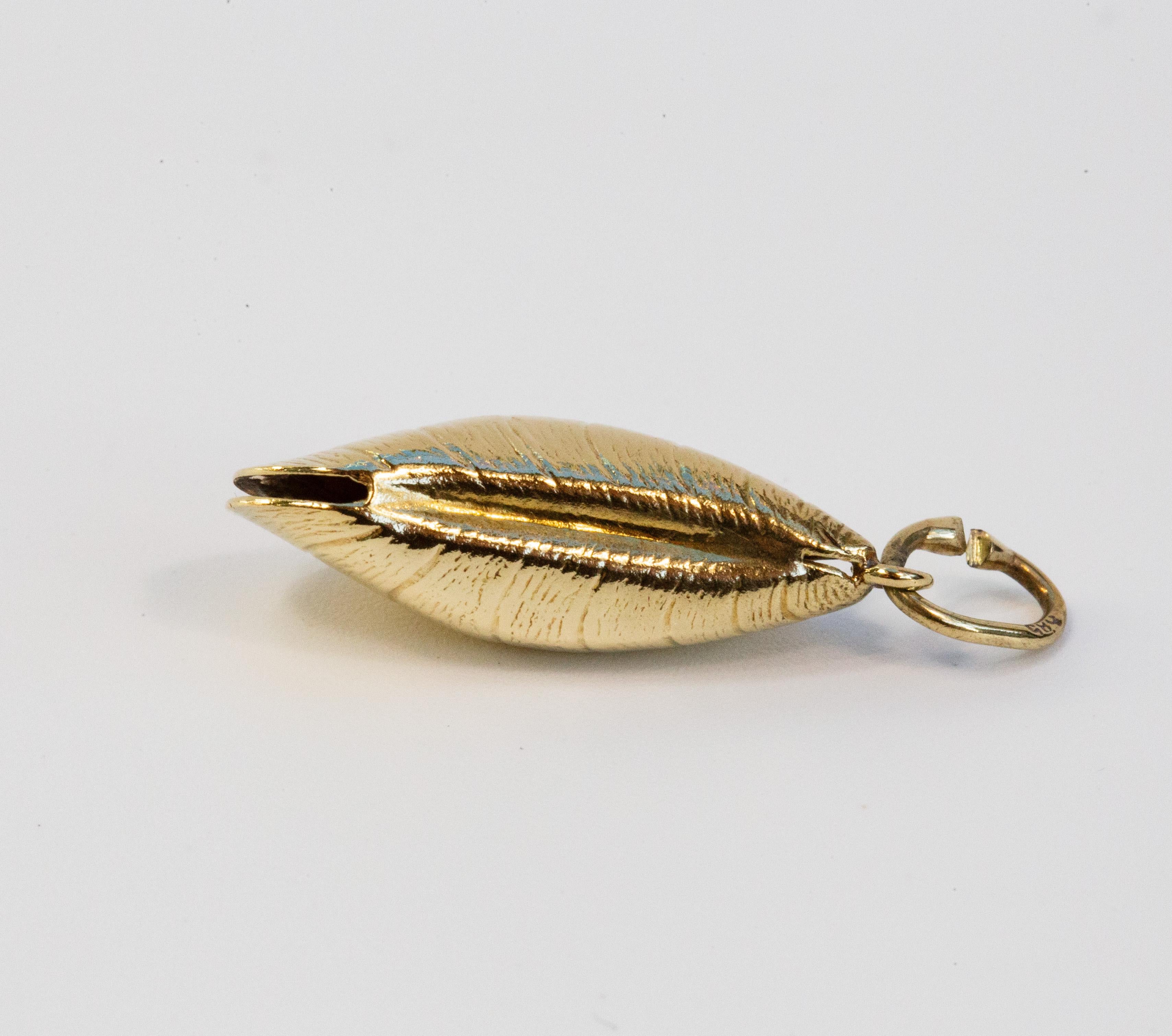 Colgante mejillón vintage de oro amarillo de 14 quilates en venta 1