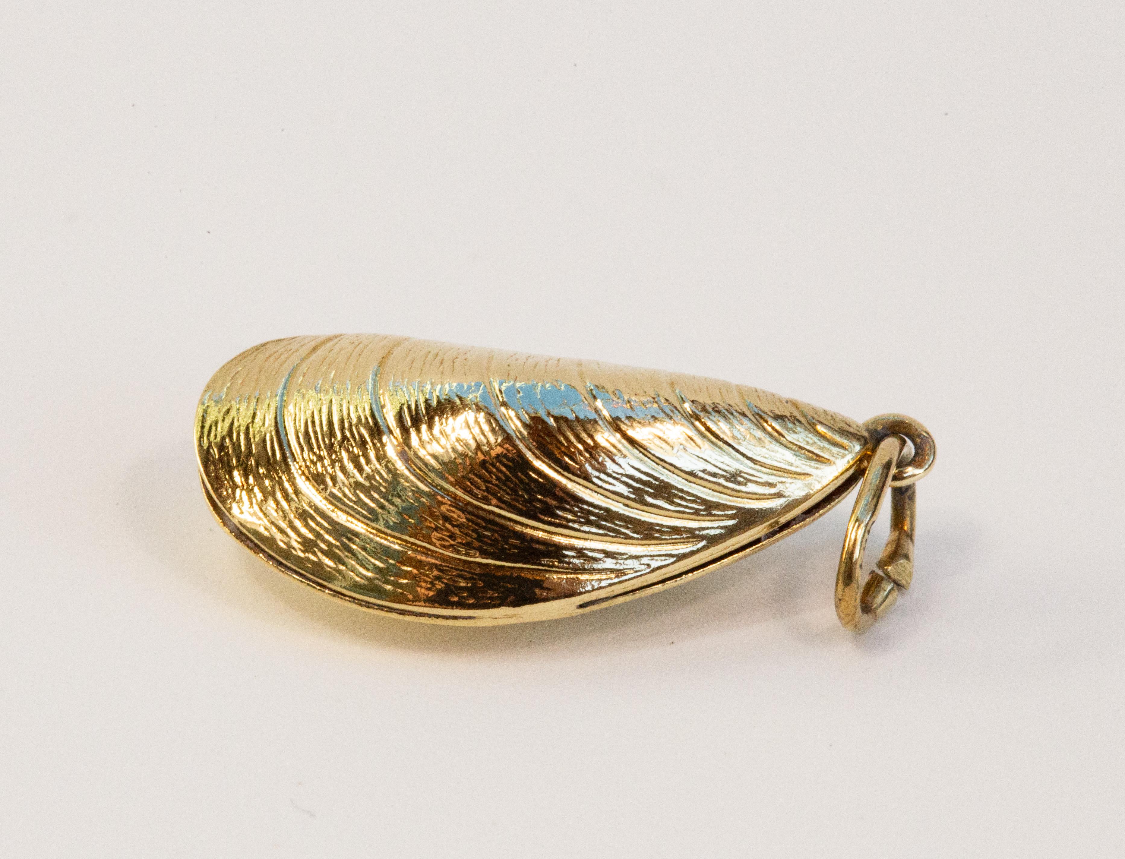 Colgante mejillón vintage de oro amarillo de 14 quilates en venta 2
