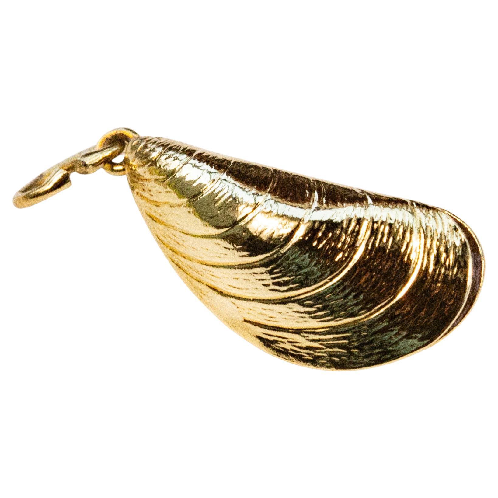 Vintage 14 Karat Yellow Gold Mussel Charm