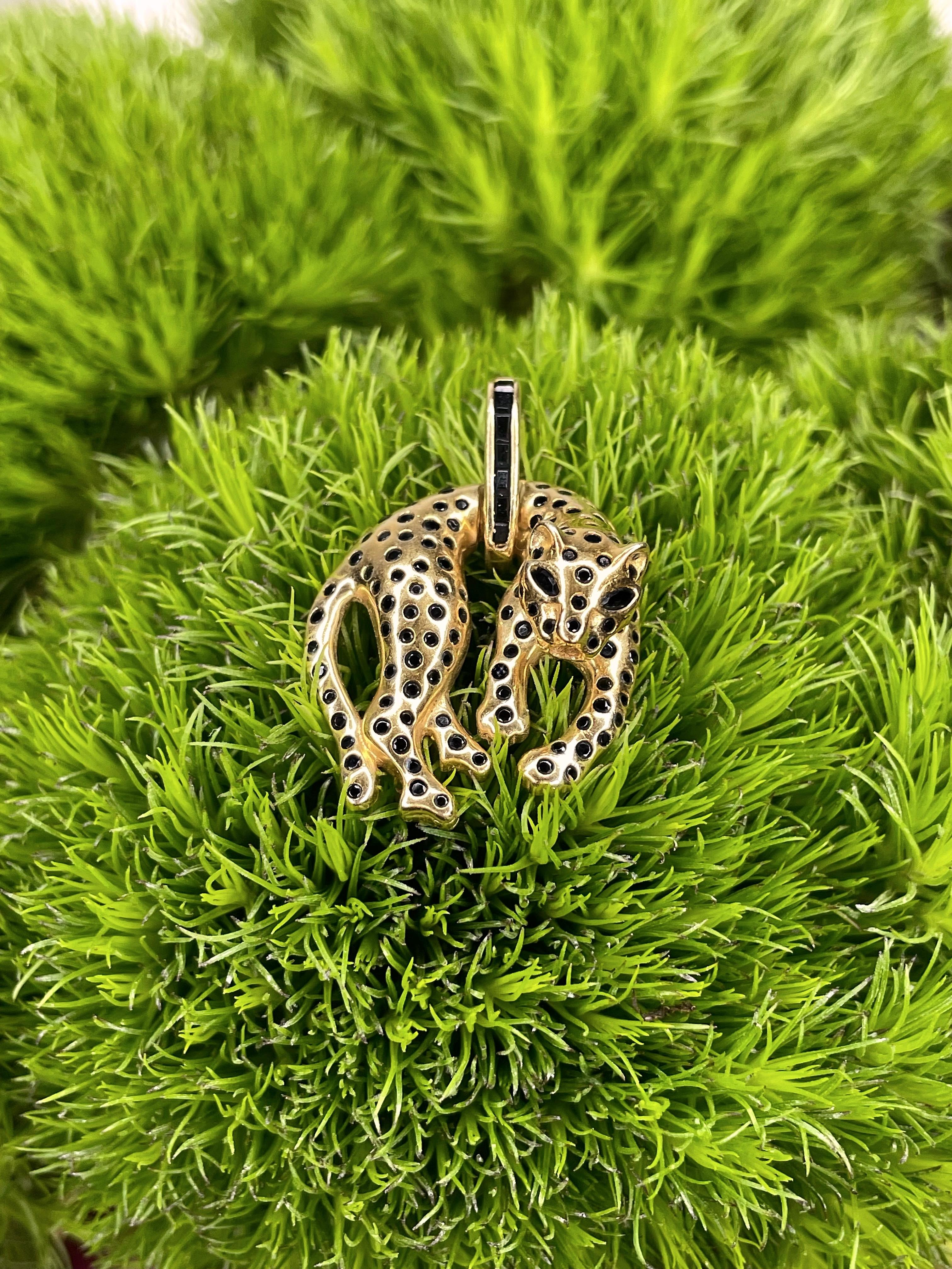 Dies ist ein Vintage-Leoparden-Anhänger in 14K Gelbgold gefertigt. Circa 1980. 

Er besteht aus natürlichen schwarzen Spinellen (von der Assay Office geprüft).

Gewicht: 7,33 g
Größe: 3.5x2.2cm

---

Wenn Sie Fragen haben, können Sie diese gerne