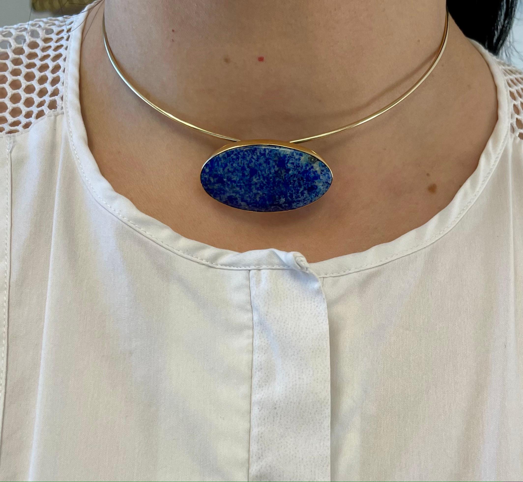 Vintage 14 Karat Yellow Gold Oval Cabochon Lapis Lazuli Wire Collar Necklace For Sale 4