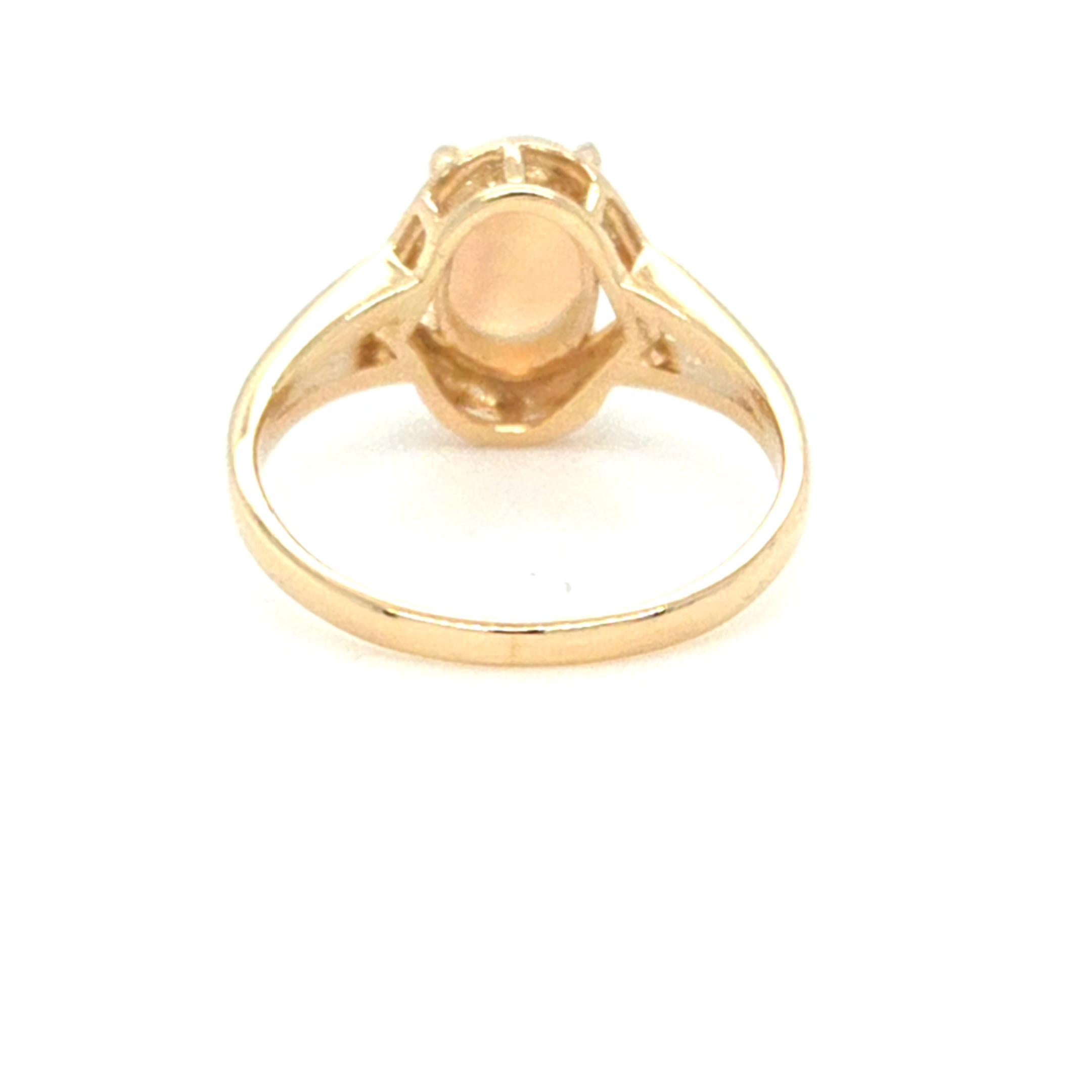 Taille ovale Vintage 14 Karat Yellow Gold Oval Opal Solitaire Ring en vente