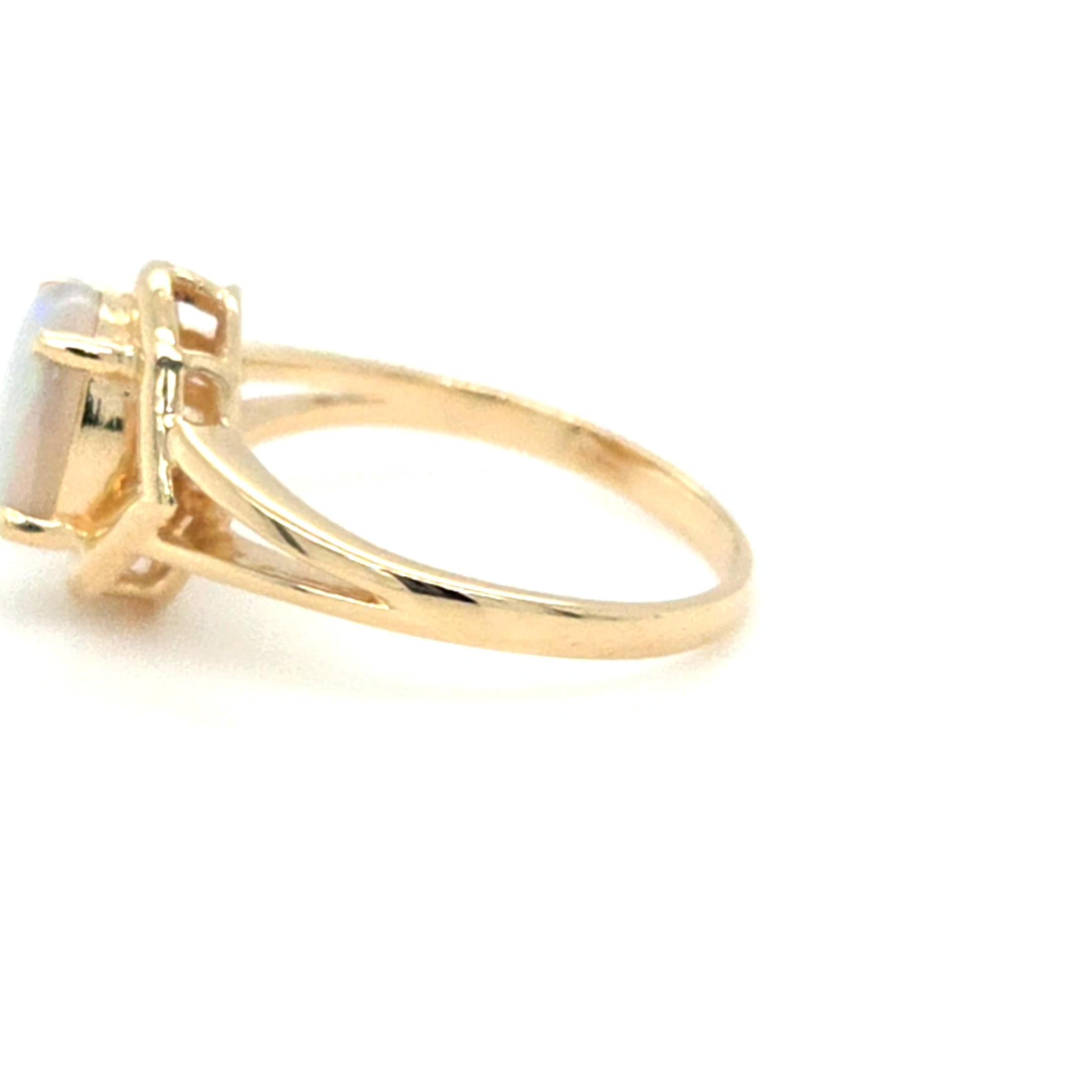 Vintage 14 Karat Yellow Gold Oval Opal Solitaire Ring Bon état - En vente à Coral Gables, FL