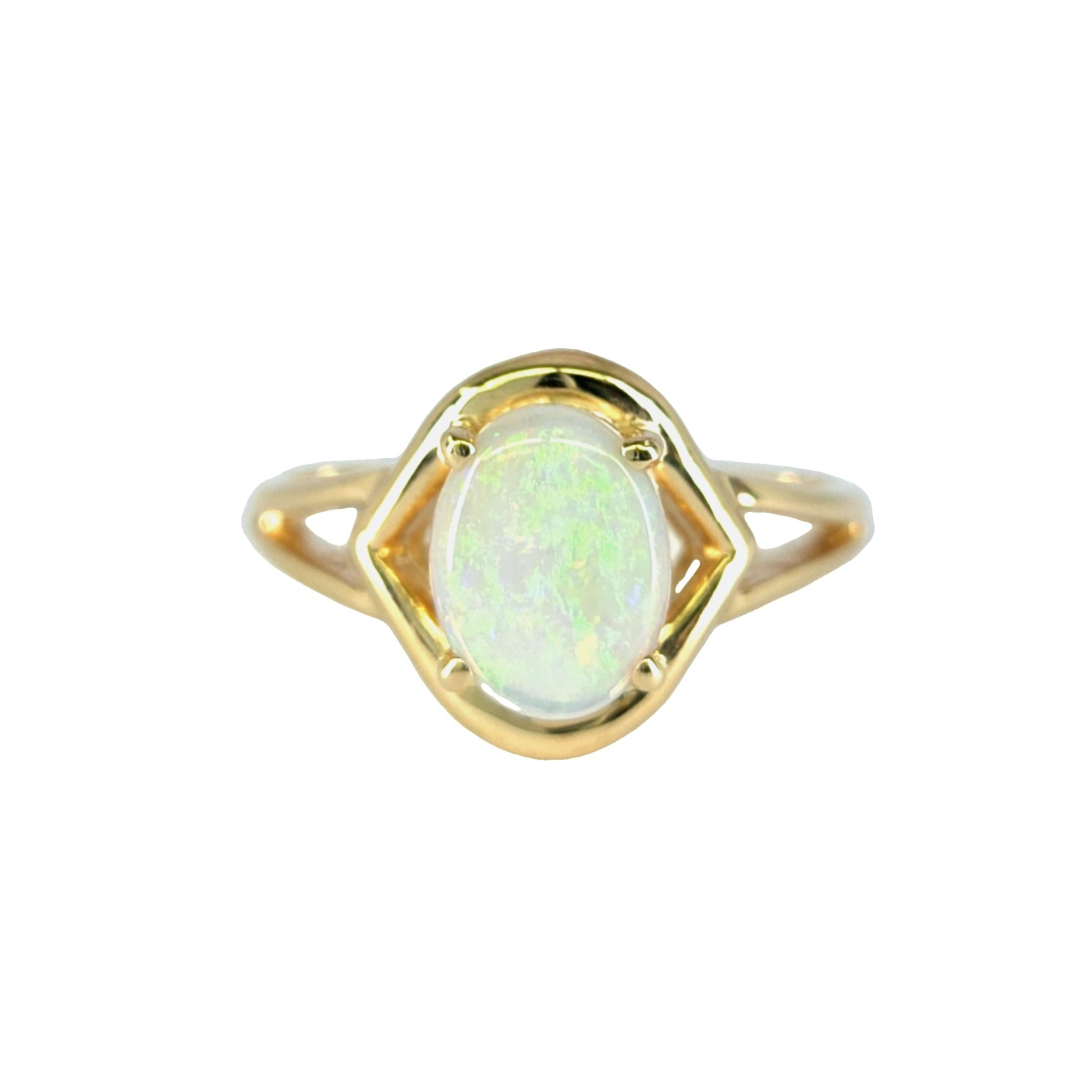 Vintage 14 Karat Yellow Gold Oval Opal Solitaire Ring Pour femmes en vente