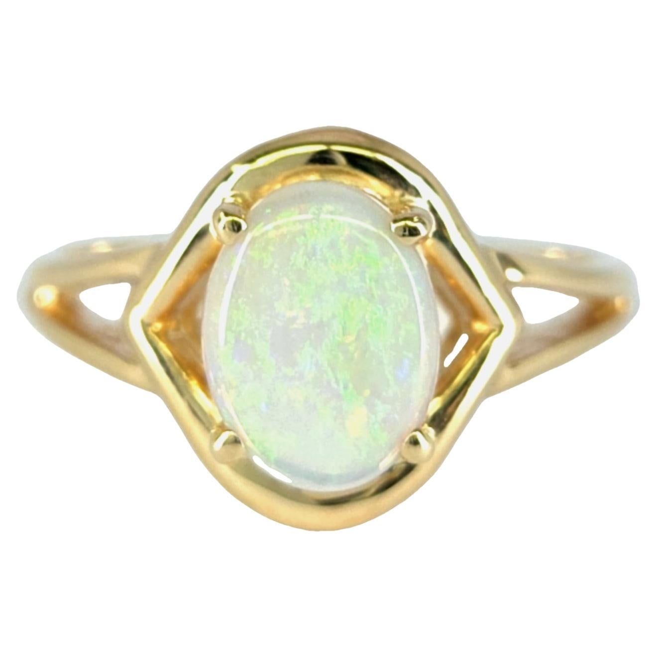 Vintage 14 Karat Yellow Gold Oval Opal Solitaire Ring en vente