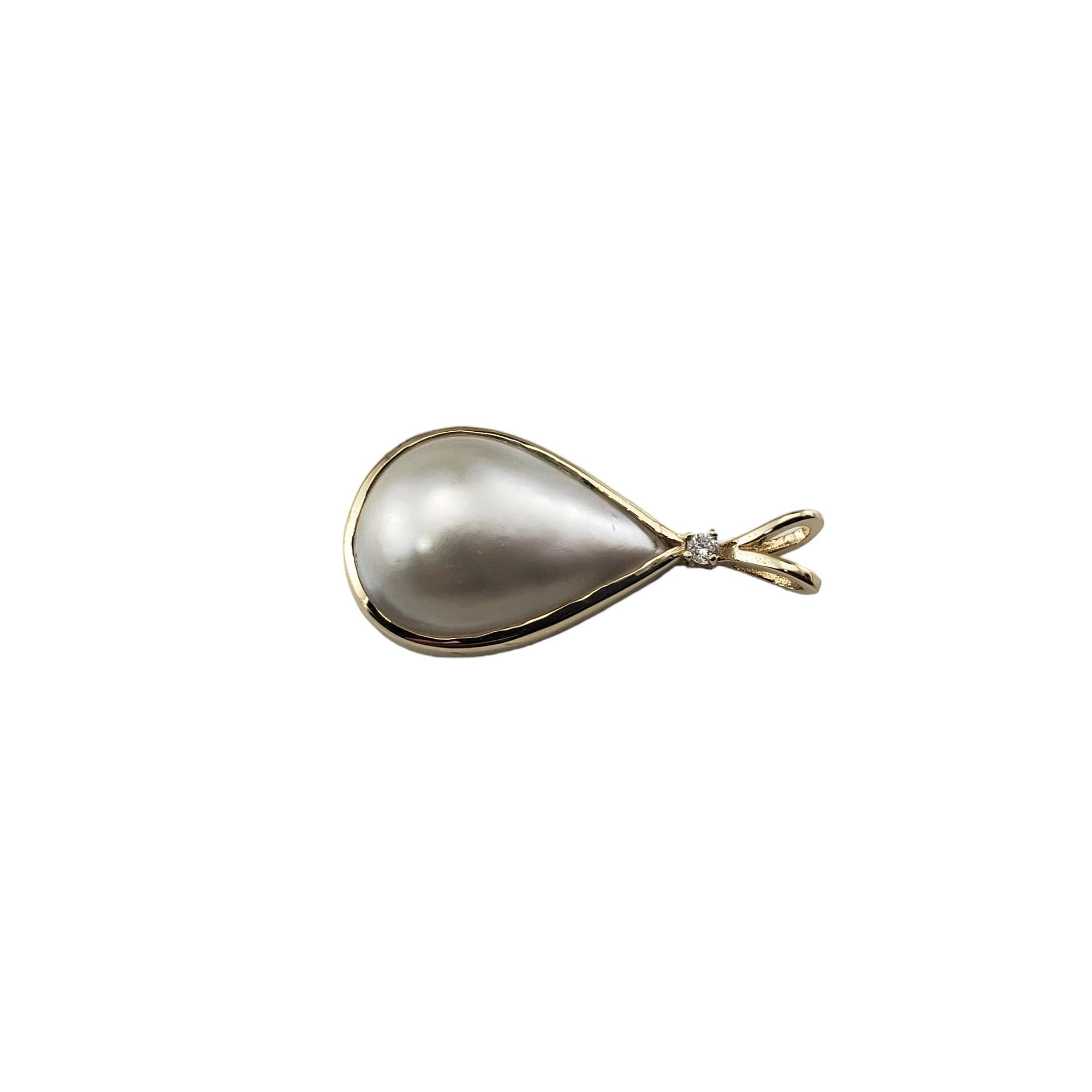 Vintage 14 Karat Gelbgold Perle und Diamant-Anhänger-

Dieser elegante Anhänger besteht aus einer Mabe-Perle und einem runden Diamanten im Brillantschliff, gefasst in klassischem 14-karätigem Gelbgold.

*Kette nicht enthalten.

Ungefähres