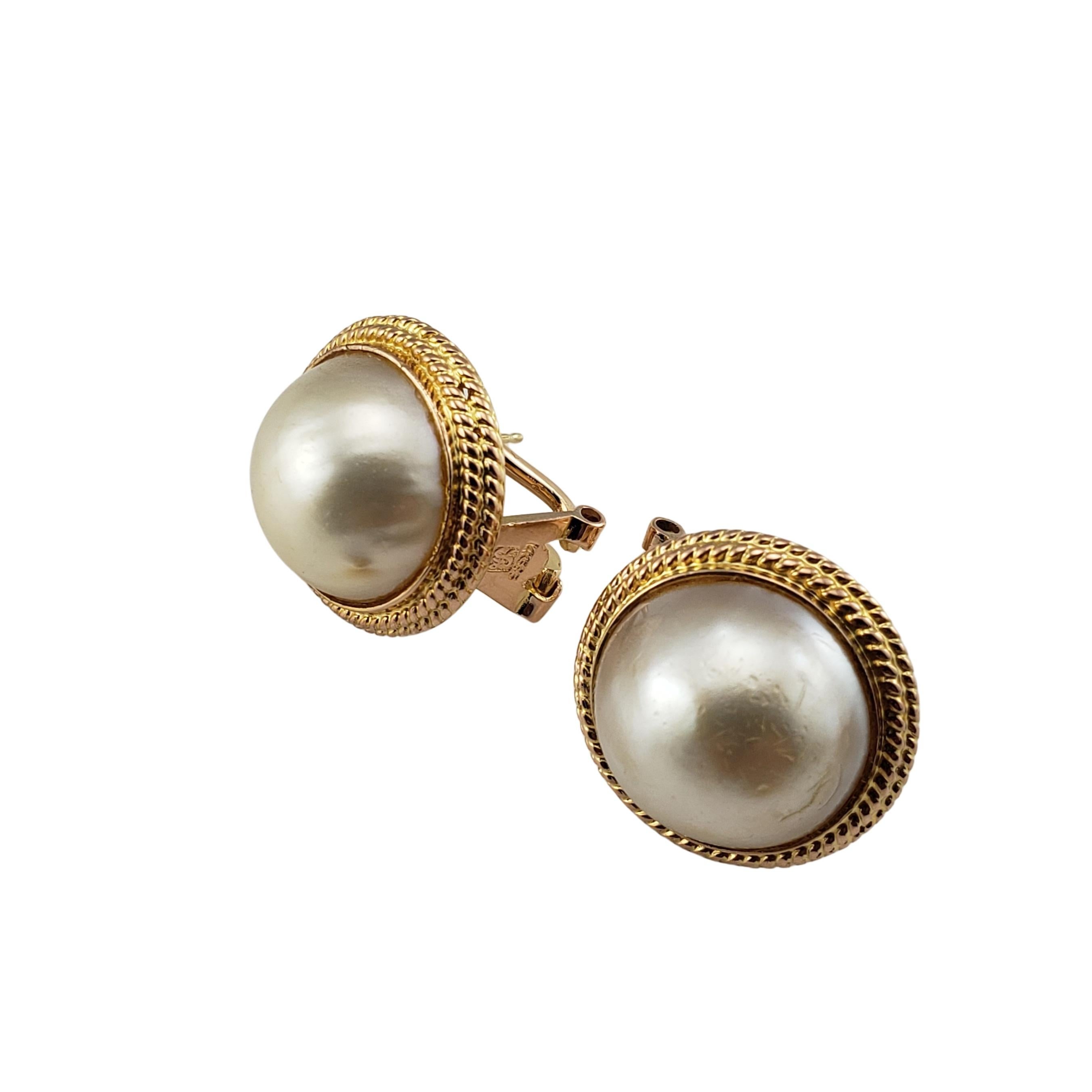 Vintage 14 Karat Gelbgold Perlenohrringe-

Diese eleganten Ohrringe enthalten jeweils eine runde Perle (14 mm), die in wunderschönes 14-karätiges Gelbgold gefasst ist.  Scharnierverschlüsse.

Größe:  17 mm

Gewicht:  6.3 dwt. /  9.8 gr.

Gestempelt: