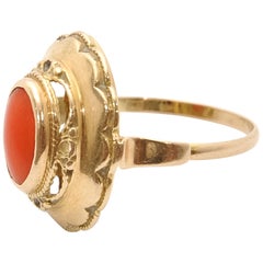 Durchbrochener Ring aus 14 Karat Gold mit roter Koralle