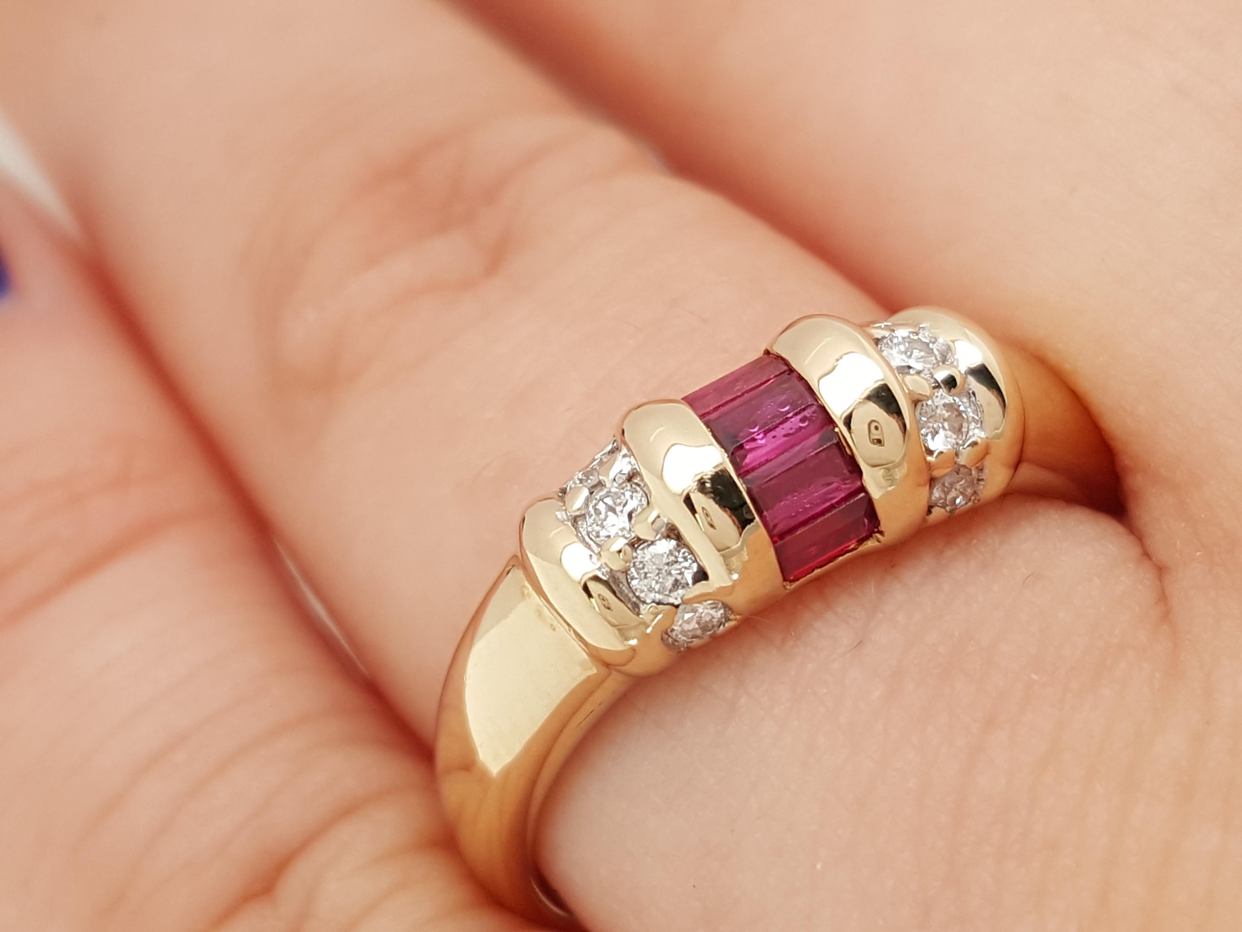 Dies ist ein exquisites Beispiel für ein Rubin-Diamantband im Vintage-Stil. Es ist in Gelbgold gefertigt und in der Mitte befinden sich 5 blutrote Baguette-Rubine von feinster Qualität, die mit 6 runden Diamanten im Brillantschliff akzentuiert sind.