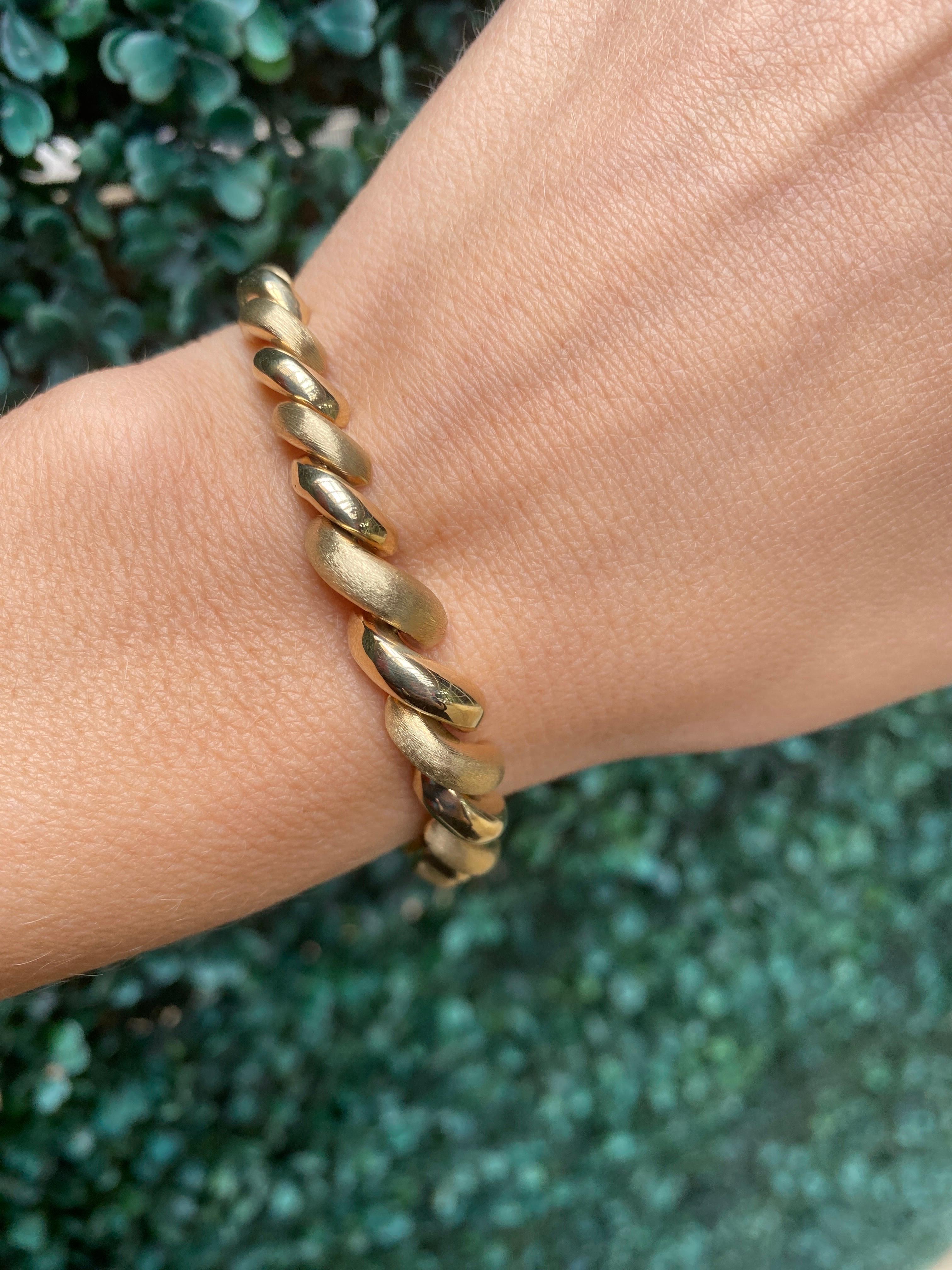 Ce bracelet vintage en or jaune 14 carats présente une alternance de finitions mates et polies dans un style MarCo progressif. La longueur de 7,25 pouces est parfaite pour les femmes et le bracelet est fixé à l'aide d'un fermoir en forme de boîte.