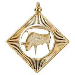 Colgante de oro amarillo de 14 quilates con el signo del zodiaco Tauro Vintage
