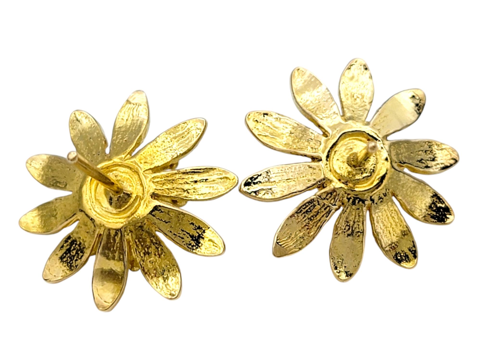 Vintage 14 Karat Yellow Gold Textured 3D Flower Motif Large Stud Earrings In Good Condition For Sale In Scottsdale, AZ