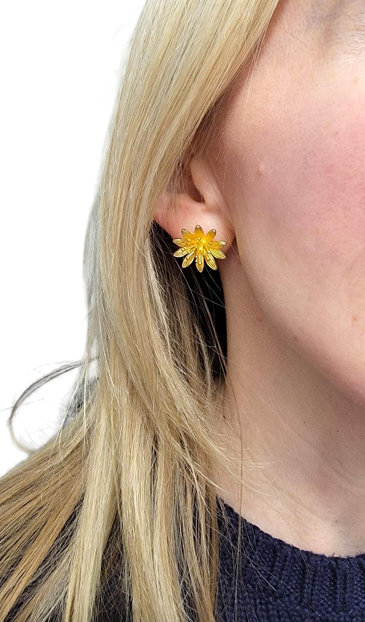 Vintage 14 Karat Yellow Gold Textured 3D Flower Motif Large Stud Earrings For Sale 3