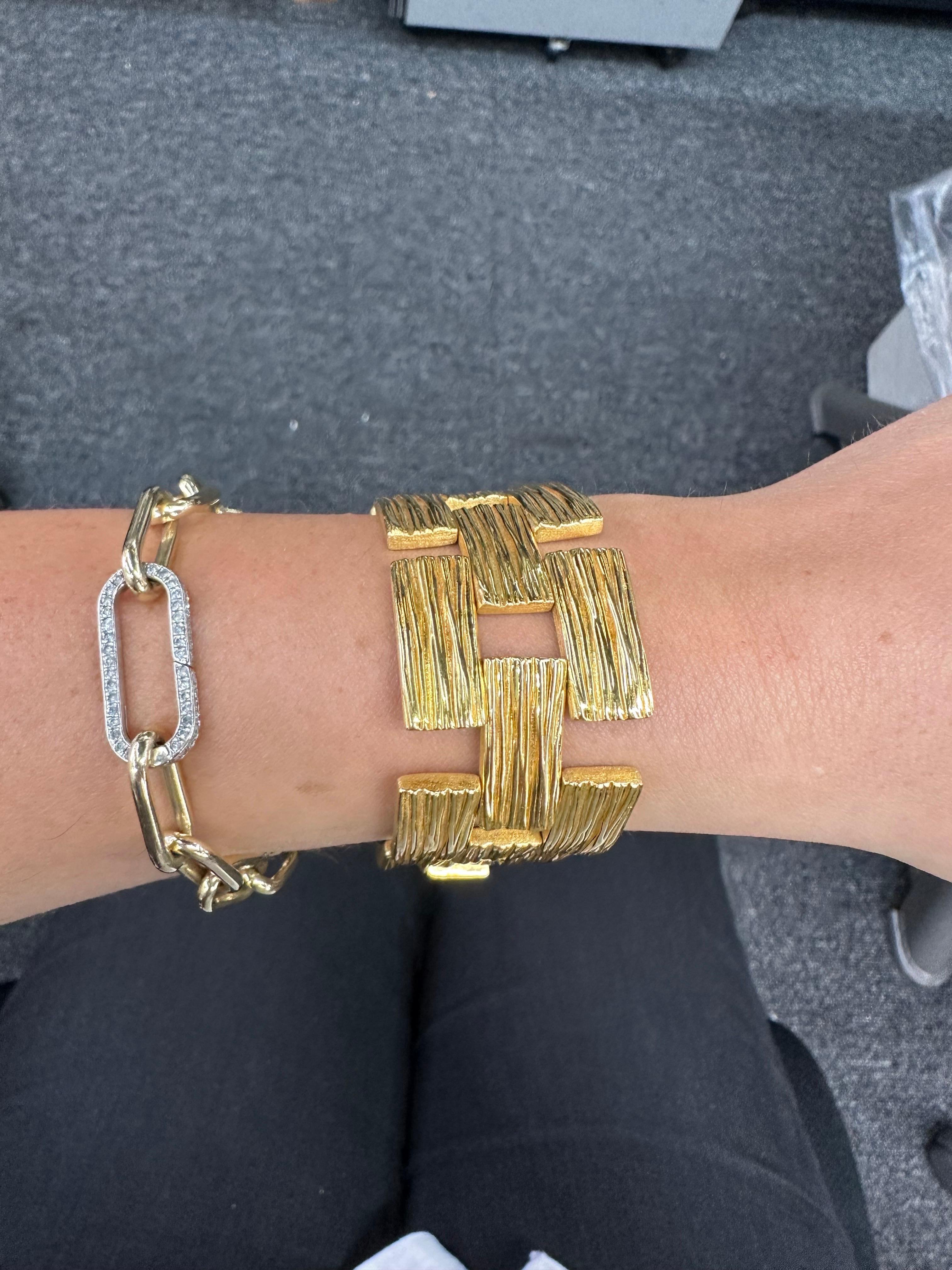 Breites strukturiertes Vintage-Gliederarmband aus 14 Karat Gelbgold mit 29.1 Gramm 7