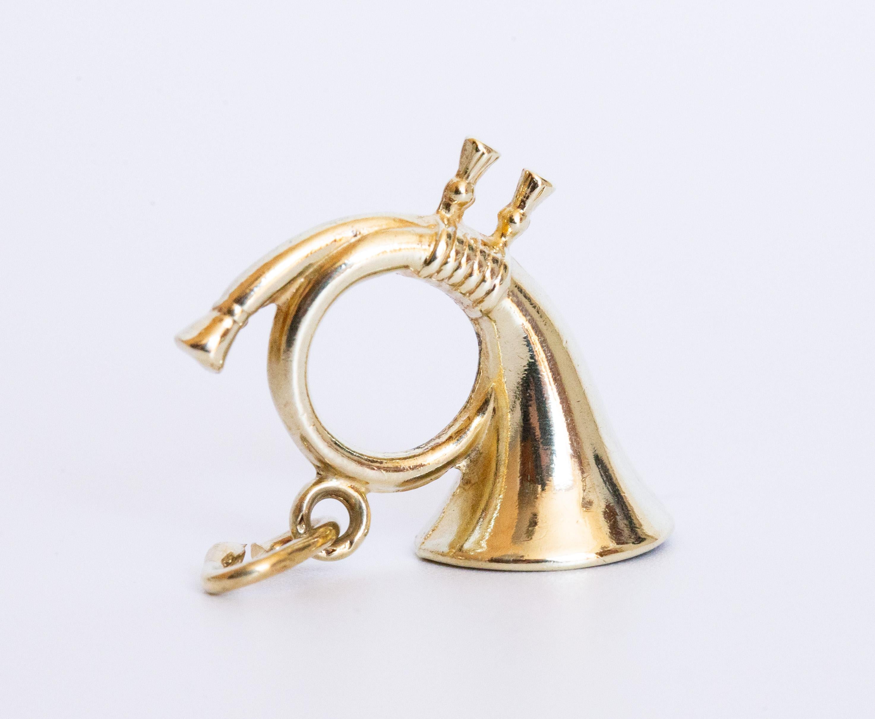 Un charme vintage in oro giallo 14 carati a forma di tromba. Il charm presenta dettagli intricati. L'oggetto è stato prodotto alla fine del XX secolo. È in buone condizioni vintage con una patina normale per l'età.
Il charme può essere attaccato a