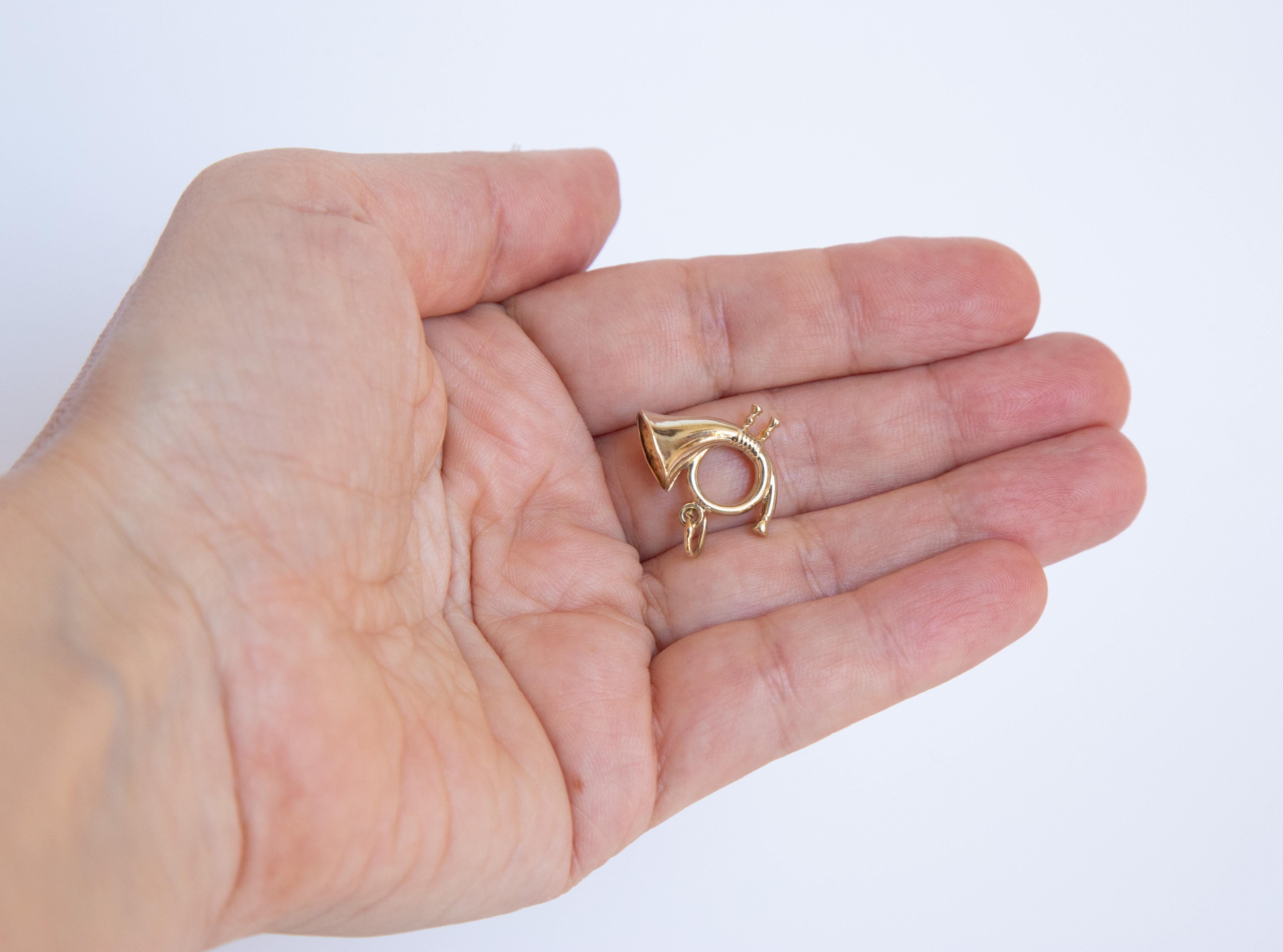 Charm a forma di tromba d'epoca in oro giallo 14 carati in vendita 1