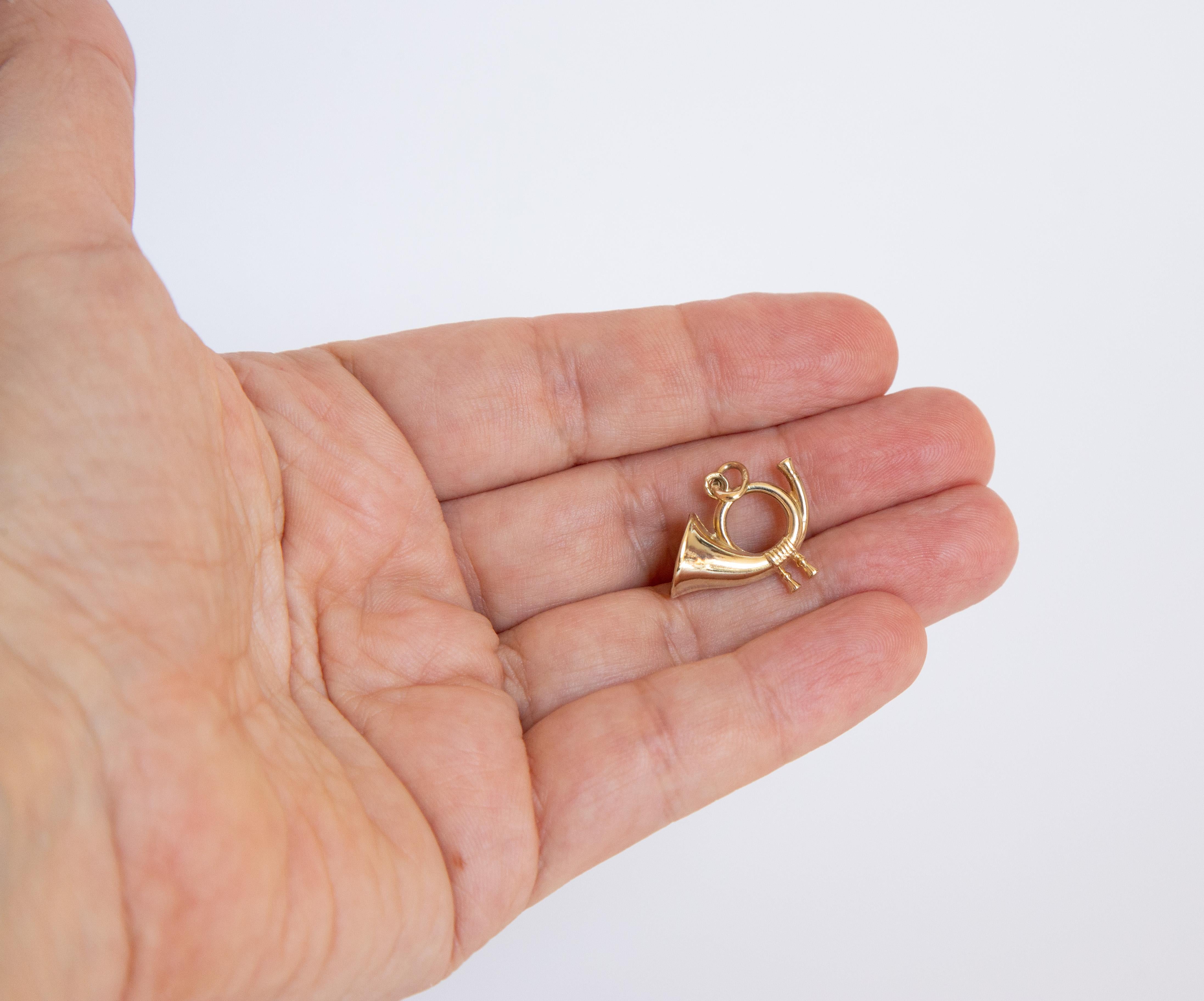 Charm a forma di tromba d'epoca in oro giallo 14 carati in vendita 2