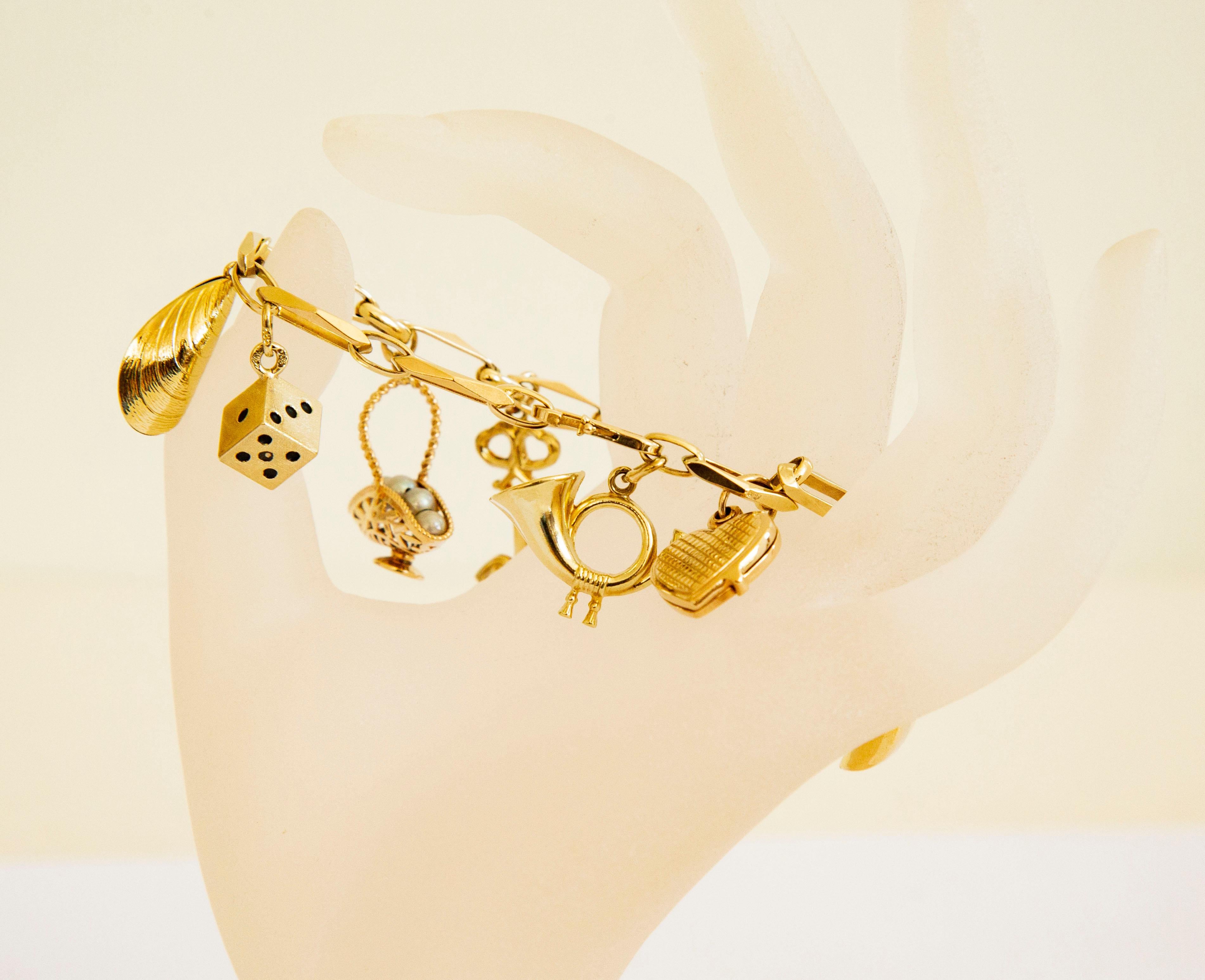 Charm a forma di tromba d'epoca in oro giallo 14 carati in vendita 3