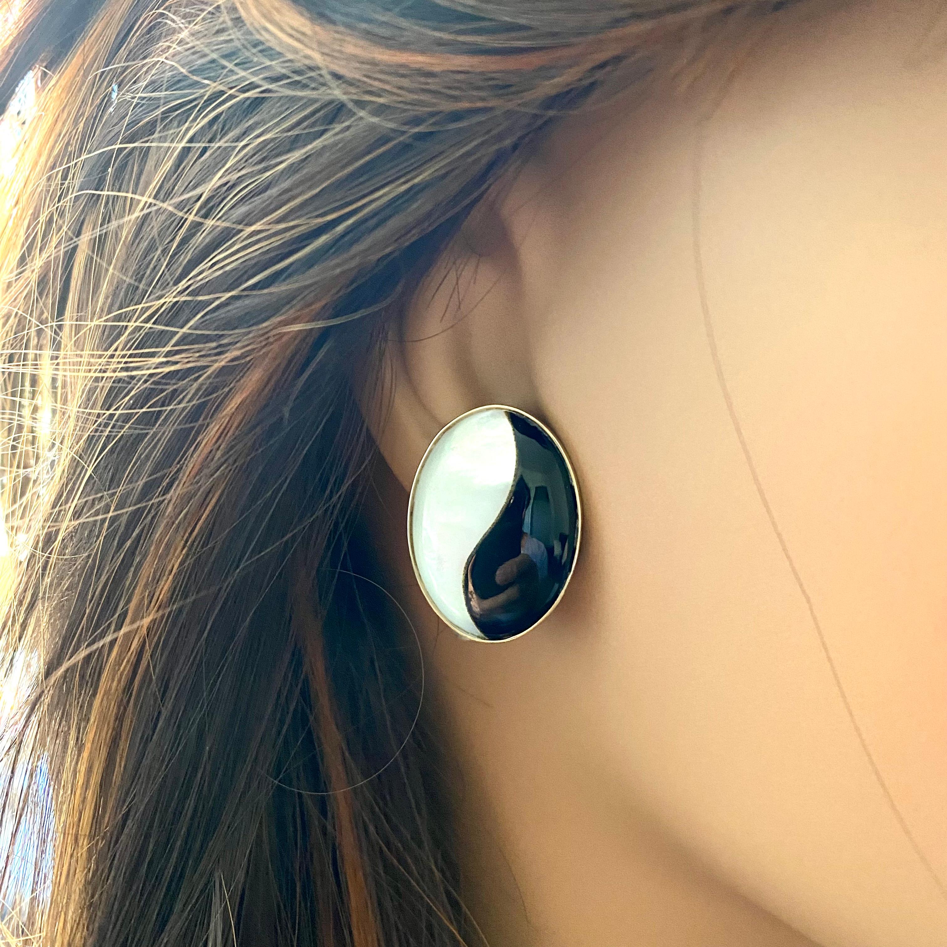 Contemporary Vintage 14 Karat Yellow Gold White Mother of Pearl Onyx Oval 1 Inch Earrings For Sale