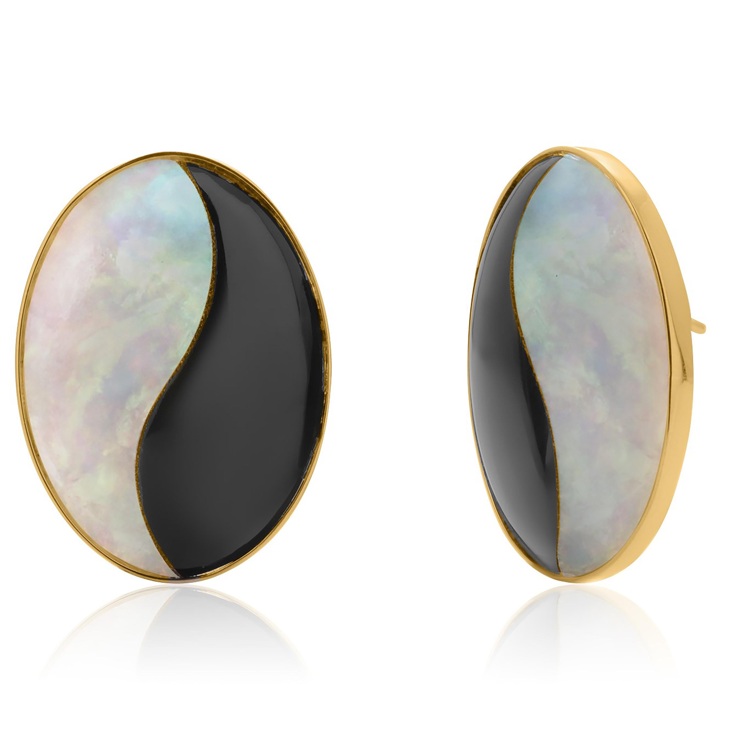 Vintage 14 Karat Yellow Gold White Mother of Pearl Onyx Oval 1 Inch Earrings For Sale 1