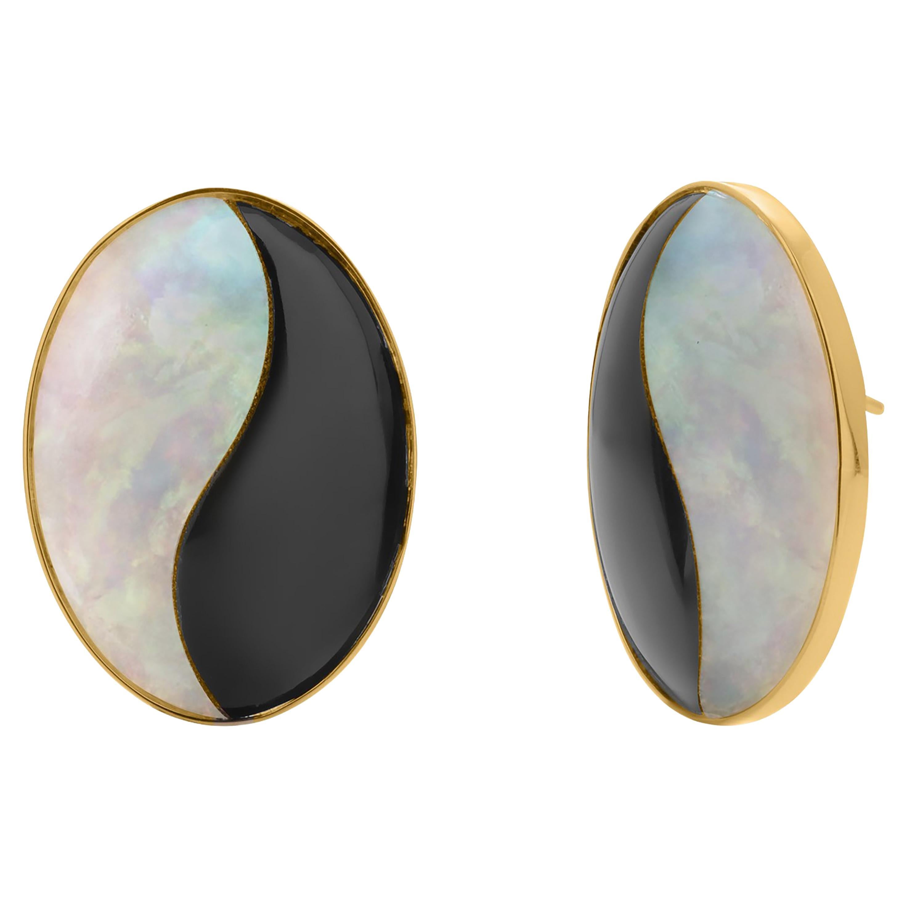 Vintage 14 Karat Yellow Gold White Mother of Pearl Onyx Oval 1 Inch Earrings For Sale