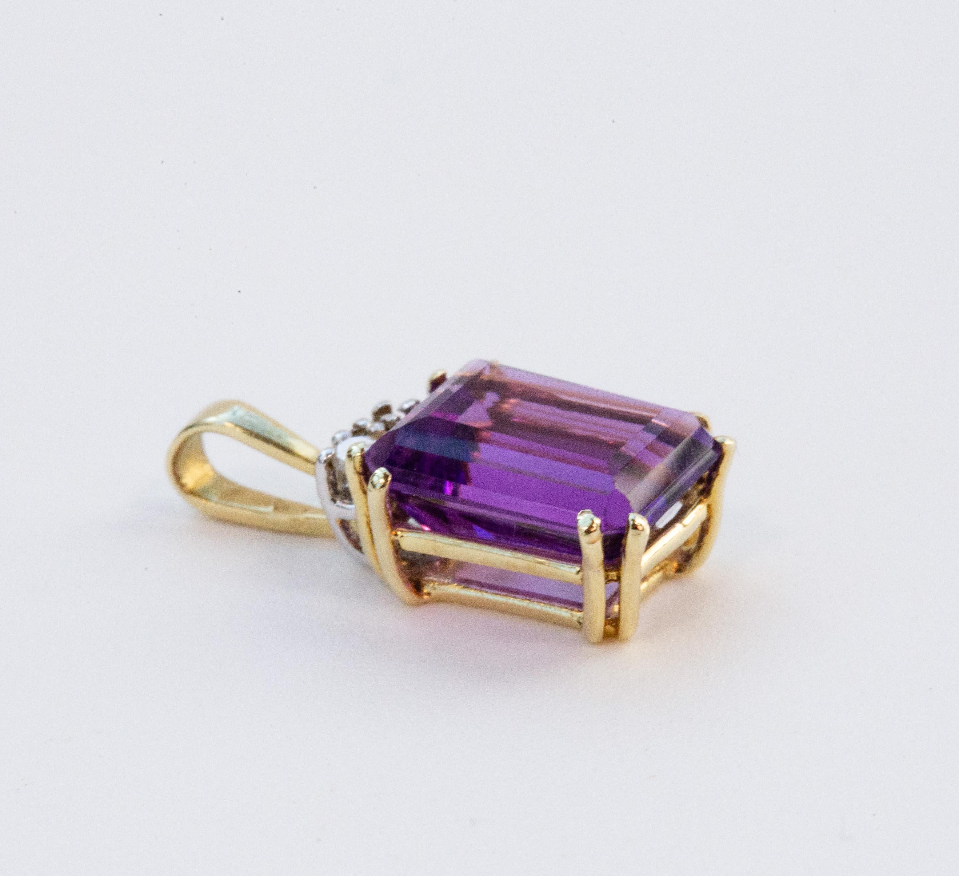 Pendentif vintage en or jaune 14 carats serti d'une améthyste de taille émeraude au-dessus de laquelle se trouvent deux petits diamants de taille brillant. L'œillet du pendentif est marqué de 585, ce qui signifie qu'il contient de l'or 14 carats. En