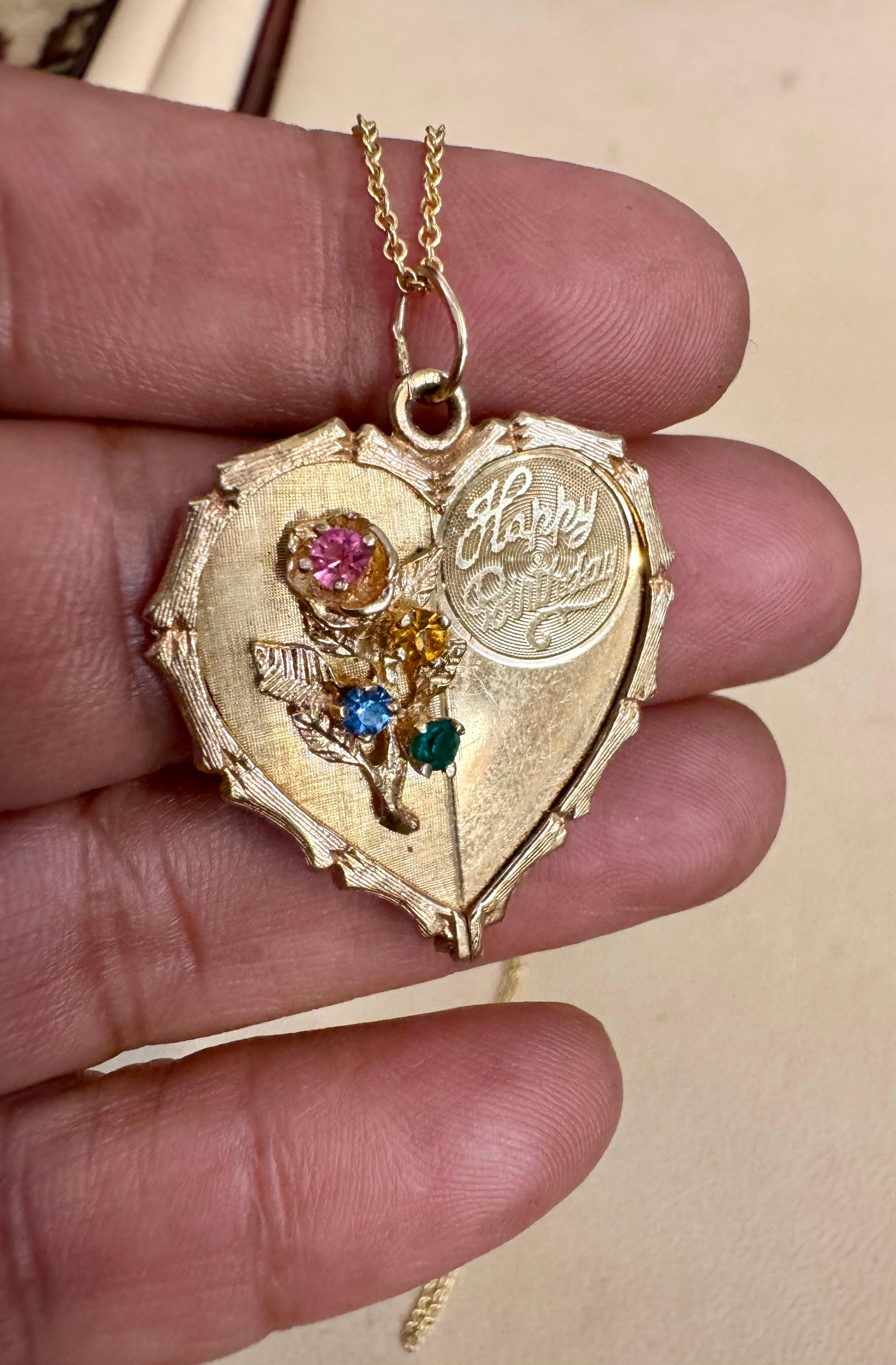 Vintage 14 Kt Y Gold Herz Happy Birthday Anhänger + Smaragd + Saphir + Kette

Bitte beachten Sie, dass die Kette  im Lieferumfang des Anhängers enthalten, einstellbar auf 16 oder 18 Zoll Länge
Das Gewicht des 14-karätigen Goldes beträgt 8,1 g.

Es