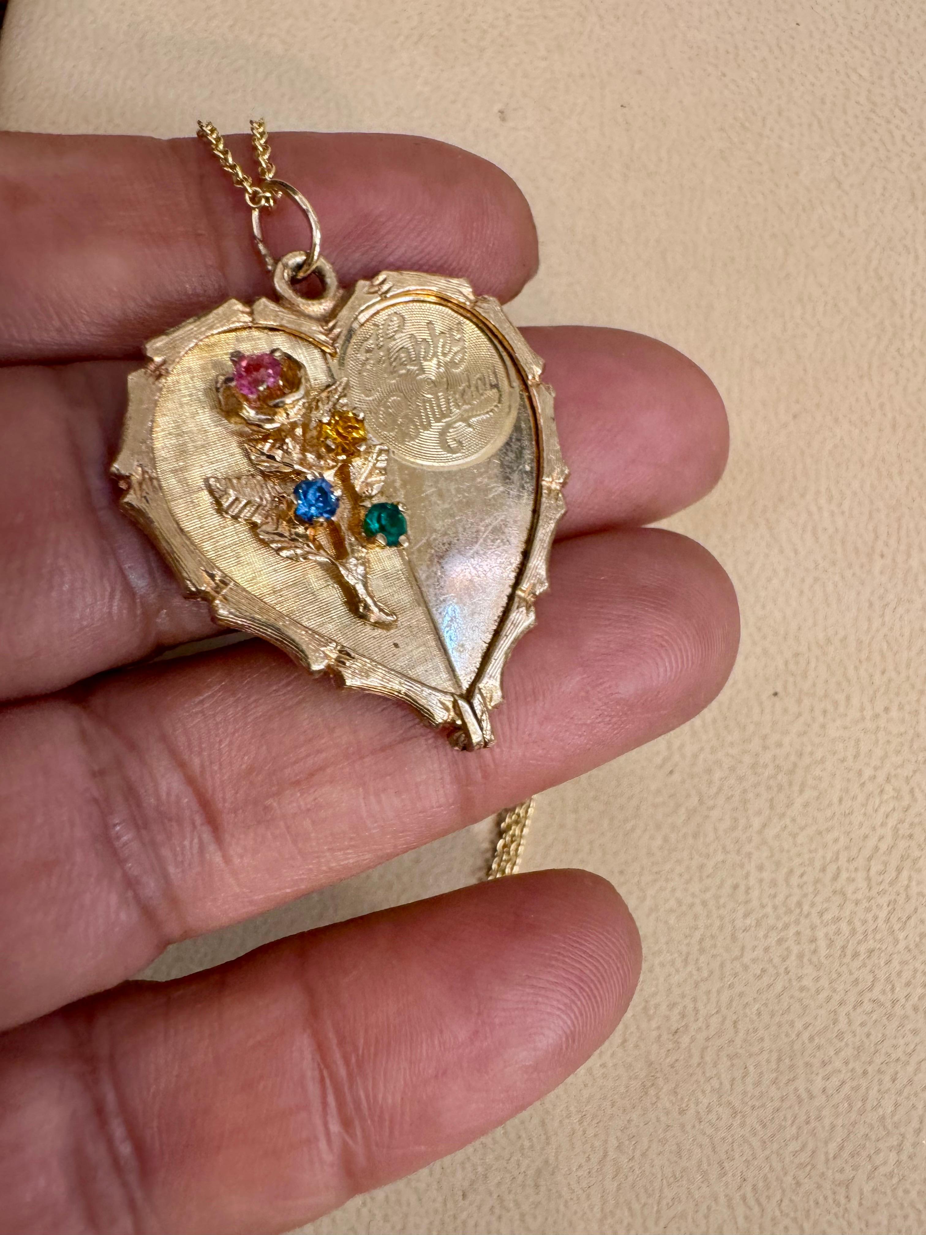 Vintage 14 Kt Y Gold Herz Happy Birthday Anhänger + Smaragd + Saphir + Kette im Zustand „Hervorragend“ im Angebot in New York, NY