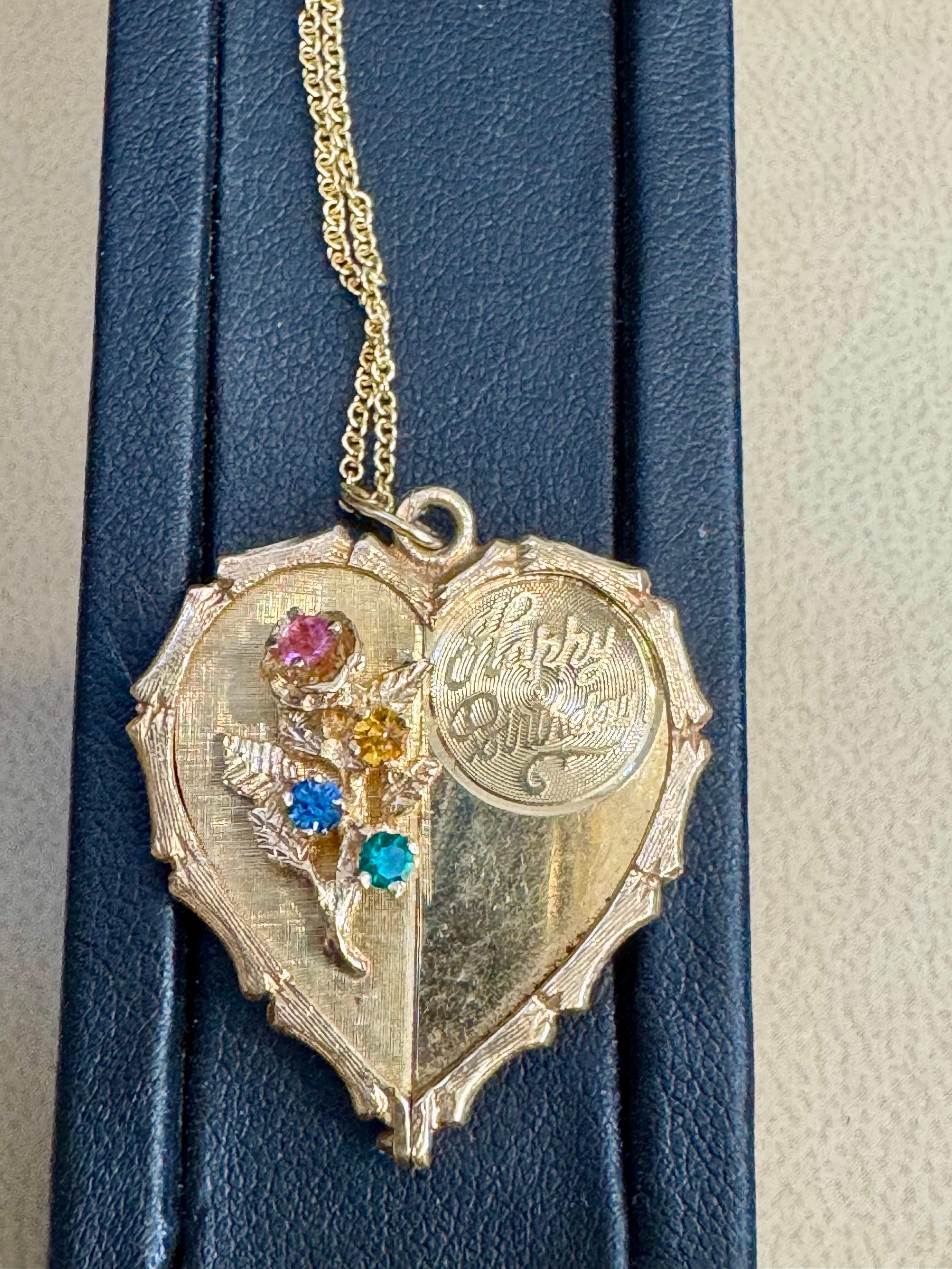 Vintage 14 Kt Y Gold Herz Happy Birthday Anhänger + Smaragd + Saphir + Kette im Angebot 1