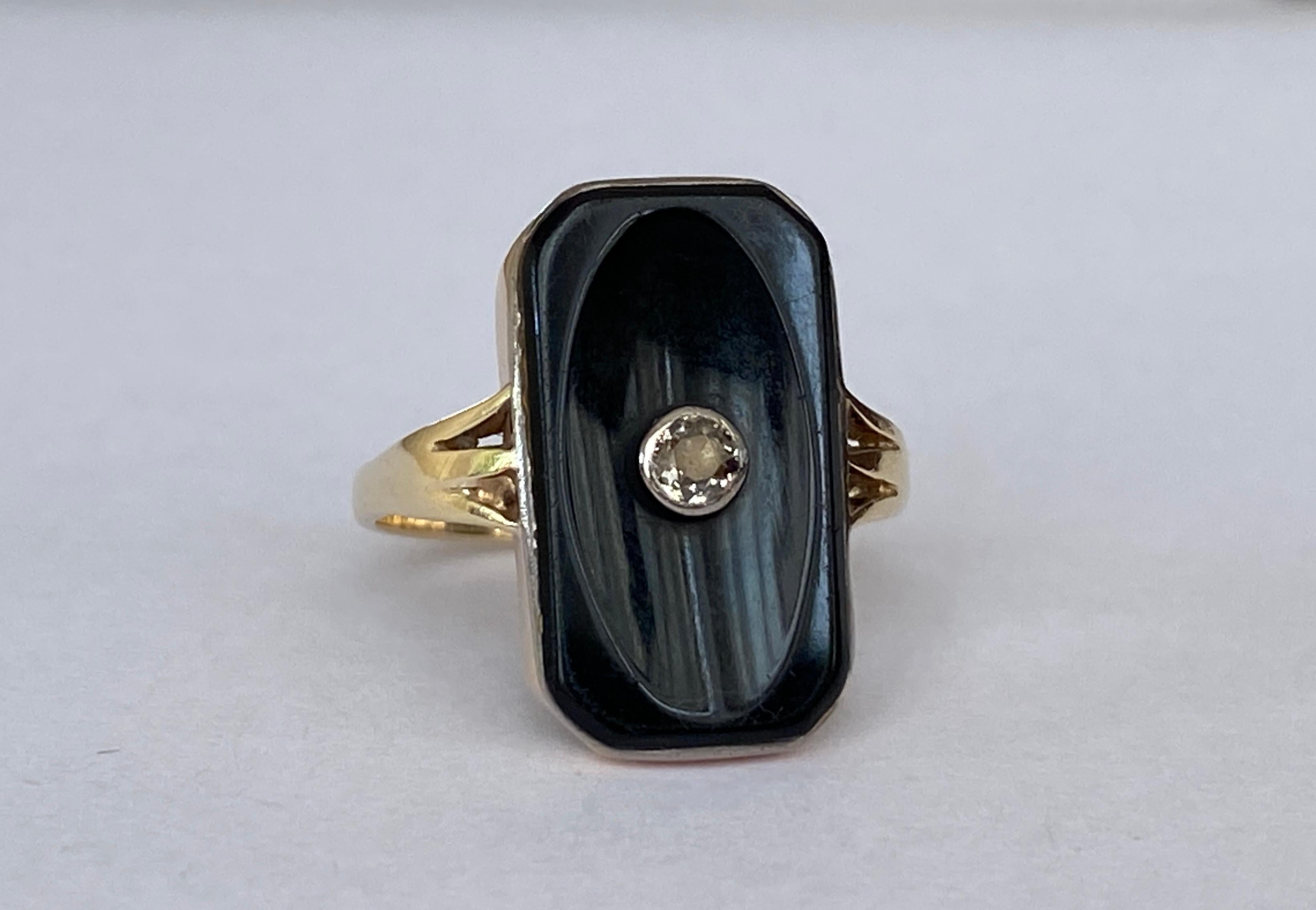 Vintage 14 kt yellow gold  onyx ring  with old cut diamond For Sale 1