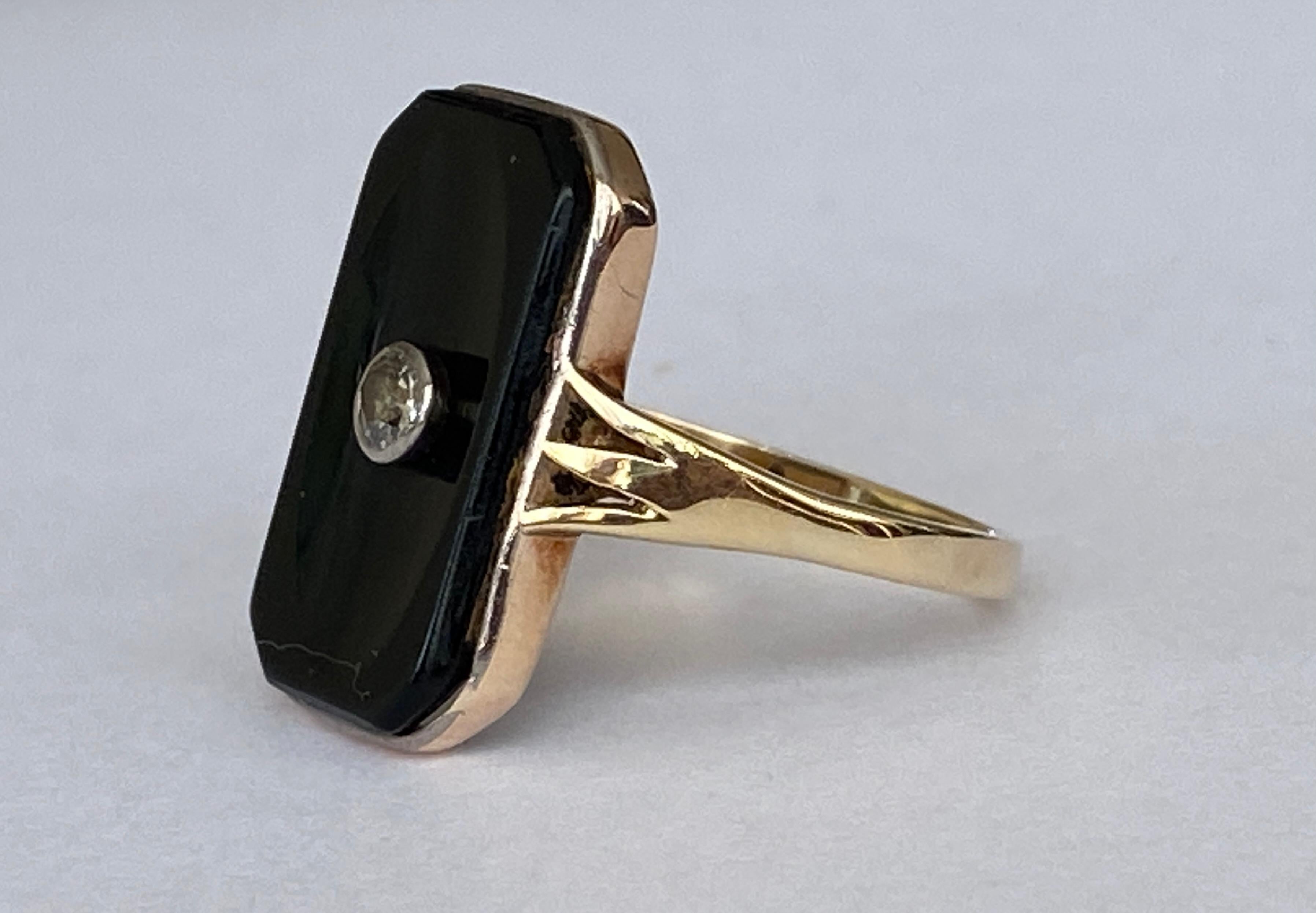Vintage 14 kt yellow gold  onyx ring  with old cut diamond For Sale 2