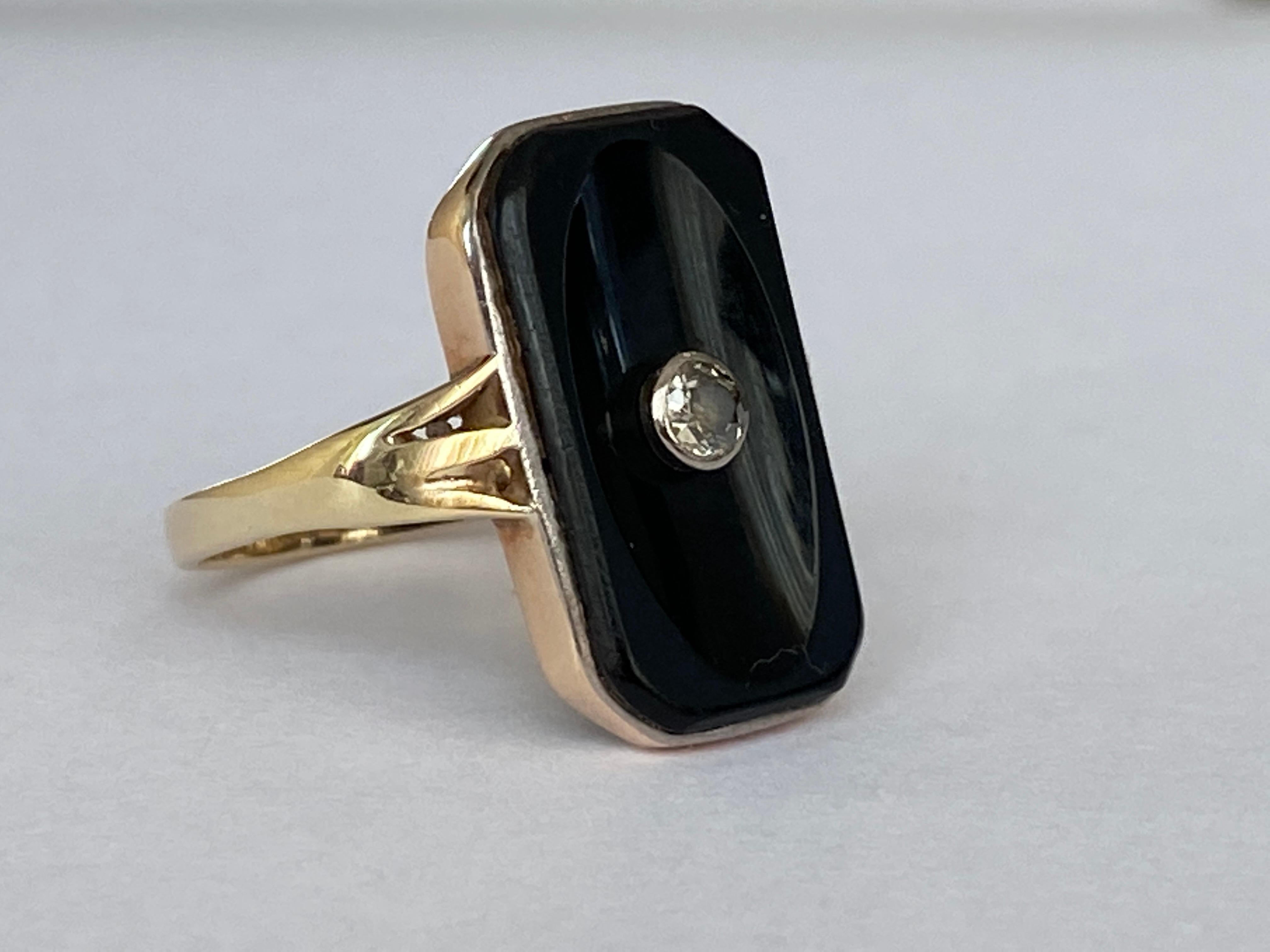 Vintage 14 kt yellow gold  onyx ring  with old cut diamond For Sale 3