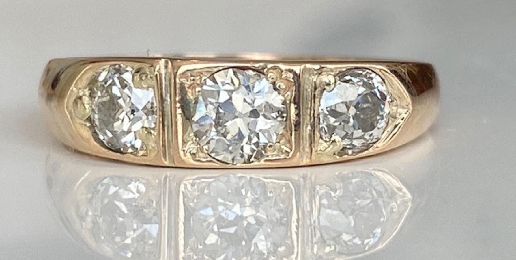 Offered in good condition, 14 karat yellow gold band ring with 3  Bolshevik cut diamonds, approx. 0.85 ct in total of I/SI/P1 quality.
Grade: 14 kt (tested)
1 Bolshevik cut diamond: 0.35 ct I/P1
2 Bolshevik cut diamonds: 0.50 ct (0.25 x 2)
