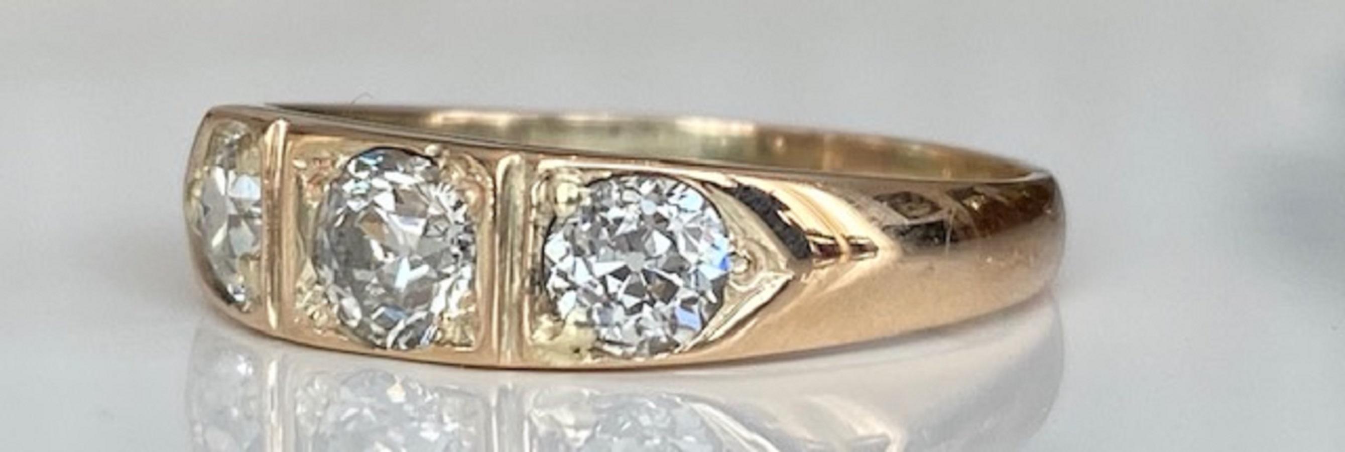 Vintage 14 kt. Yellow gold Ring with old mine cut diamonds ca 0.85 crt In Good Condition In AMSTERDAM, NL