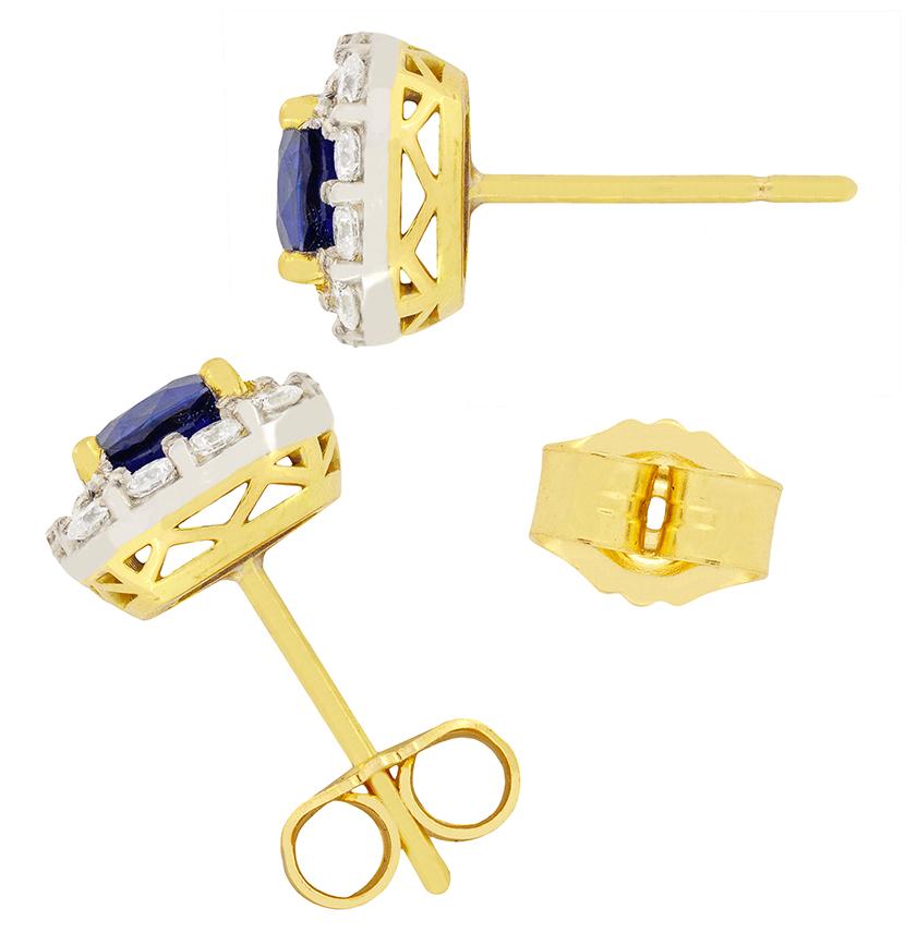 Due splendidi zaffiri taglio cuscino da 0,70 si trovano al centro di questi orecchini vintage. Entrambi sono incastonati in oro giallo da 18 carati, in contrasto con gli zaffiri blu e circondati da un'aureola di diamanti tondi brillanti. Ogni