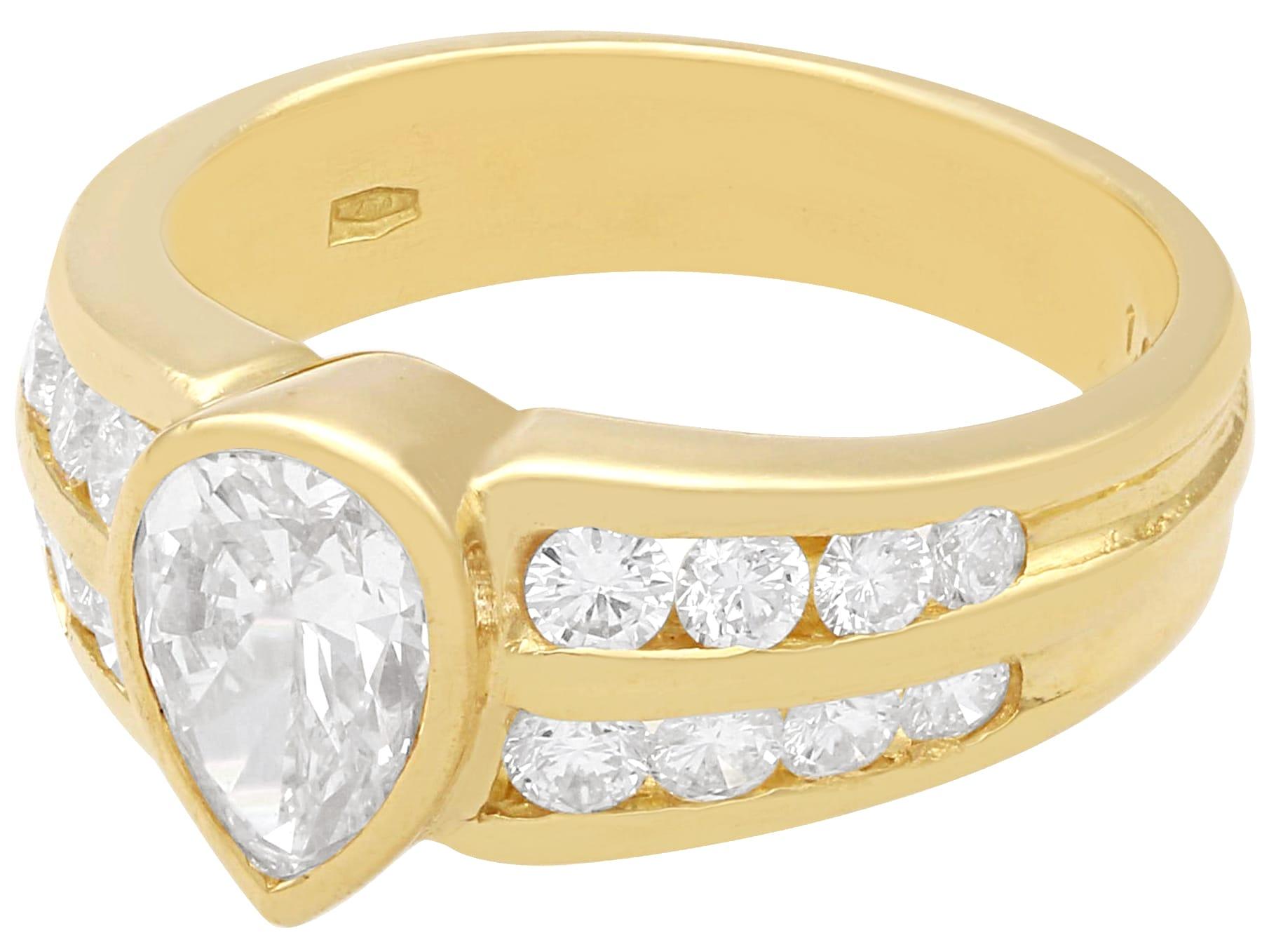 Anillo de compromiso vintage de oro amarillo y diamantes de 1,43 ct, hacia 1990 Corte pera en venta