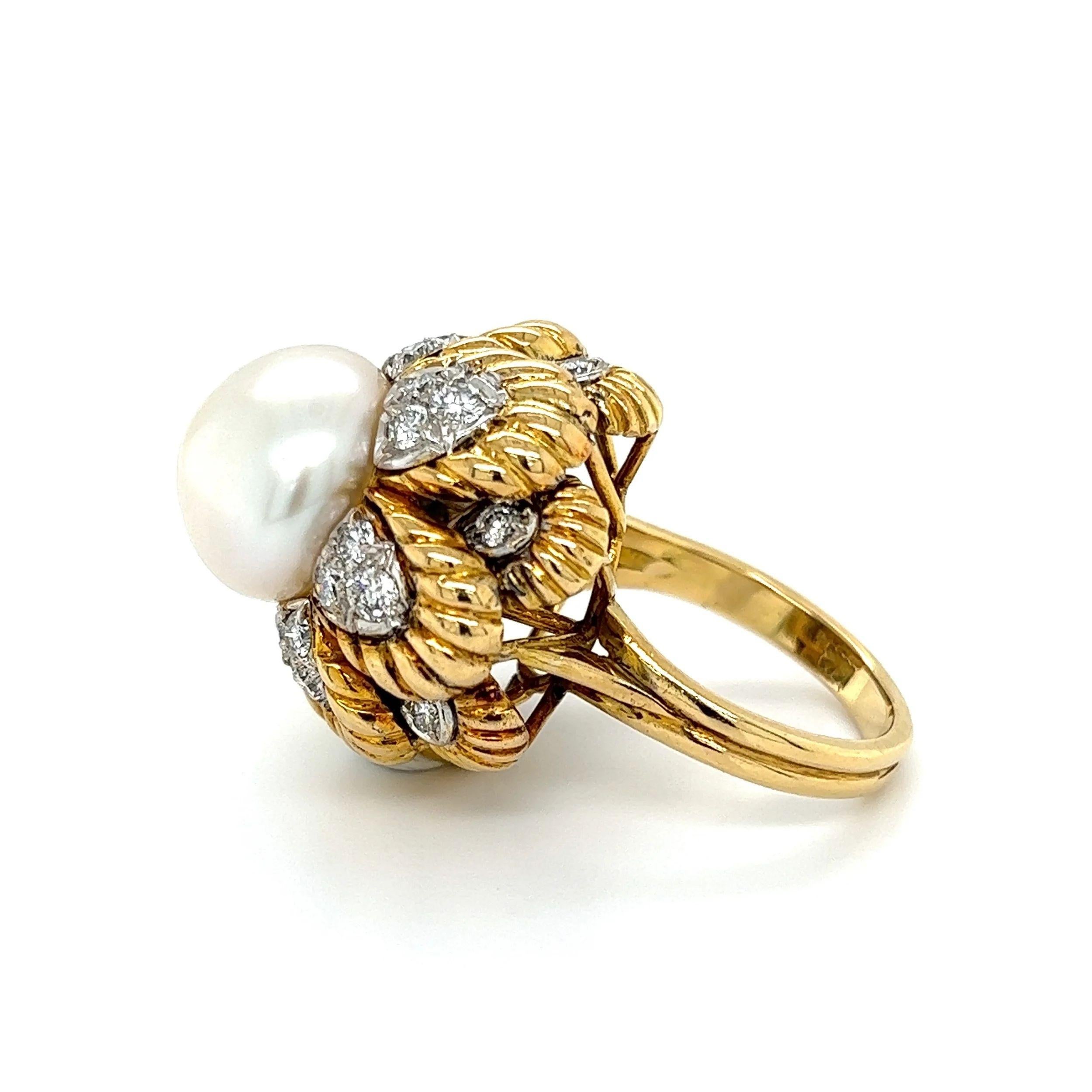 Vintage Pearl and Diamond Cocktail Ring Estate Fine Jewelry In Excellent Condition For Sale In Montreal, QC