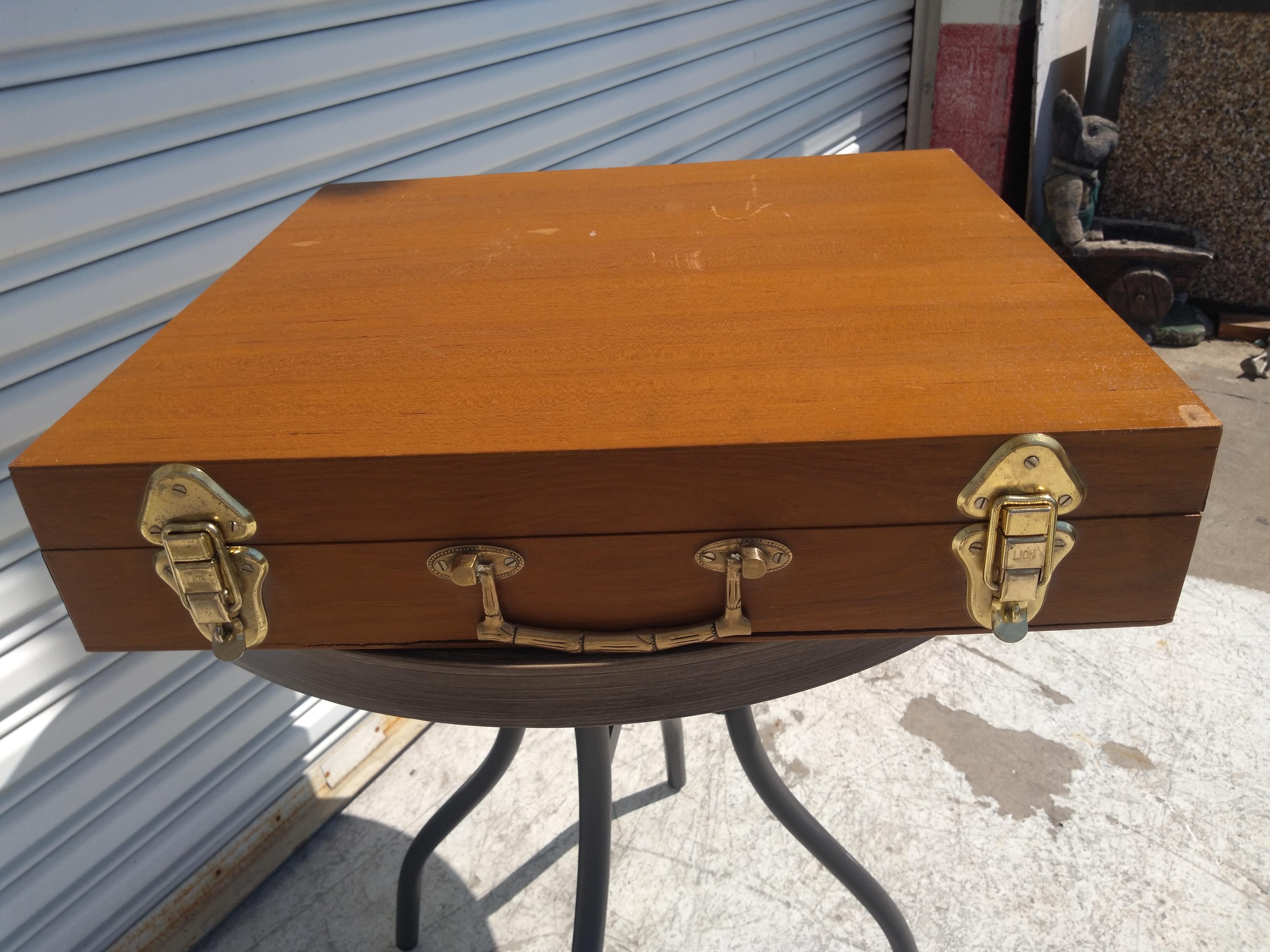 Vintage 144 uds. Juego de Cubiertos Tailandeses de Níquel Bronce en Estuche de Teca Moderno de mediados de siglo en venta